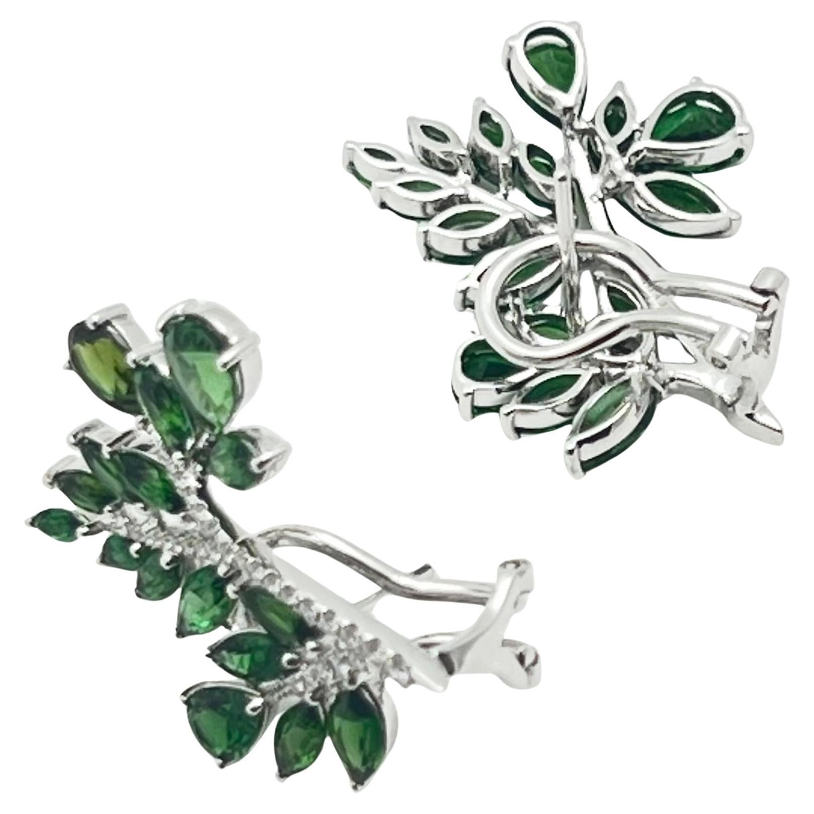 Orecchini con motivo a foglia di tsavorite verde vibrante e diamanti in oro bianco 18 carati del designer 'Sevun'.  Pali traforati con fondelli a clip omega. Misura 1,11 pollici di lunghezza.  Adornato con 26 granati a forma di marquise e 6 a forma