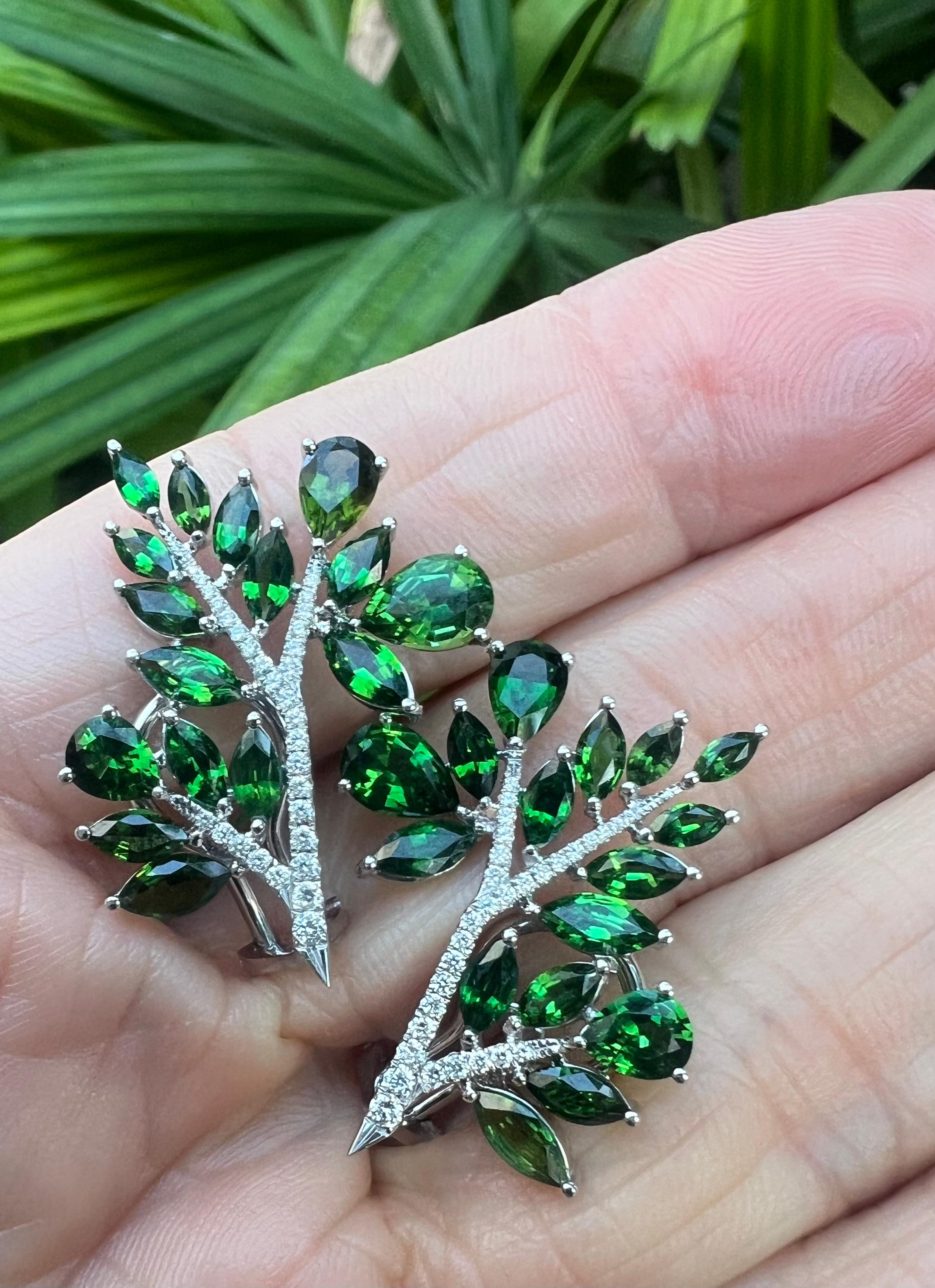 da uomo o donna Orecchini a foglia con diamante e tsavorite in oro 18k Sevun in vendita