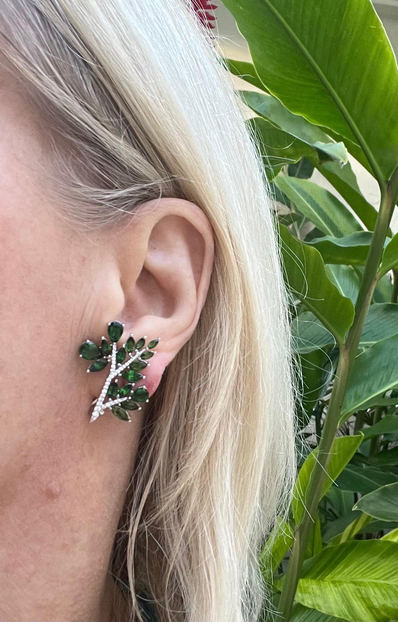 Orecchini a foglia con diamante e tsavorite in oro 18k Sevun in vendita 1