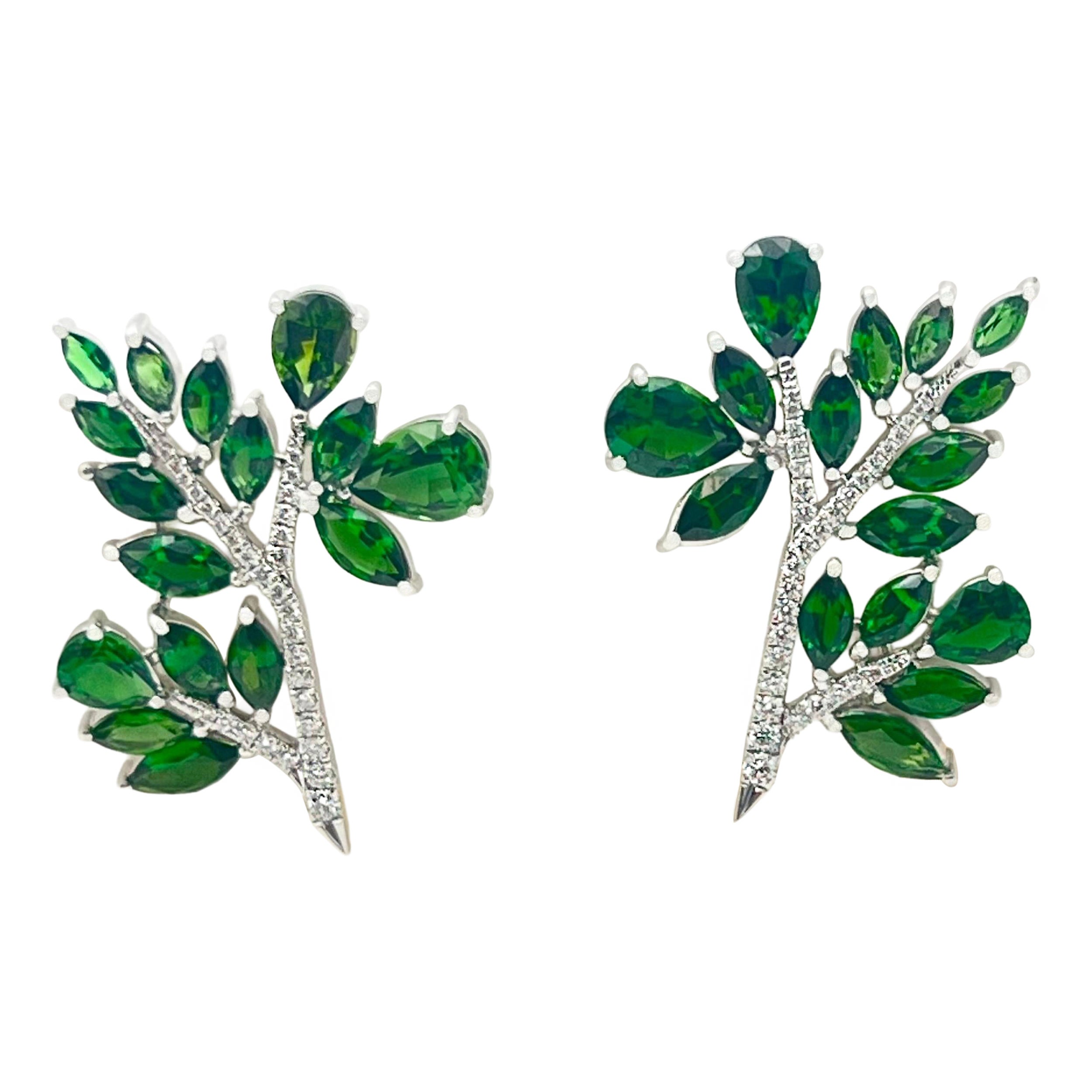 Orecchini a foglia con diamante e tsavorite in oro 18k Sevun in vendita