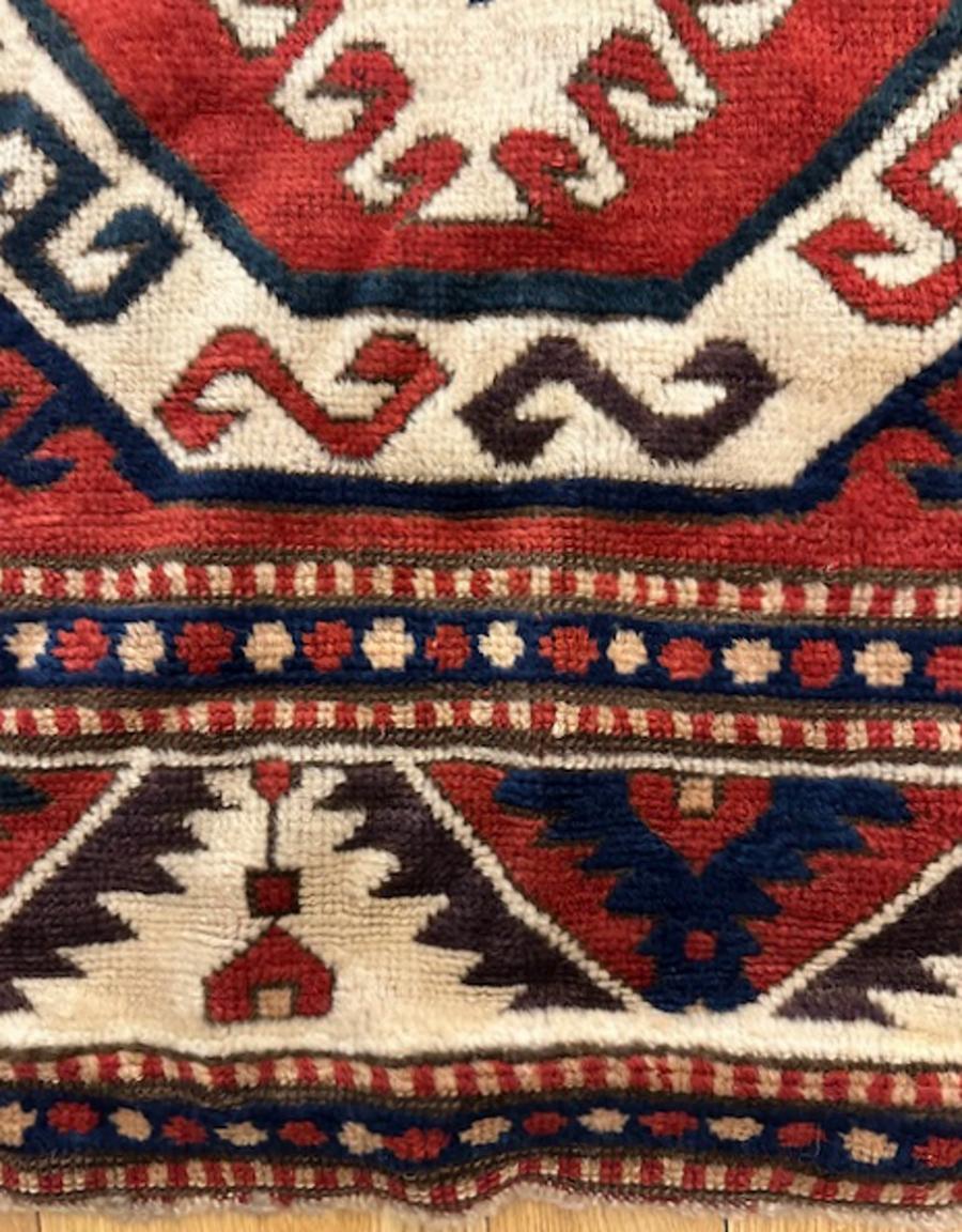 Tappeto Sewan Kazak dall'Armenia, Caucaso sud-occidentale 

Età: circa 1880

Dimensioni: 7′.4 