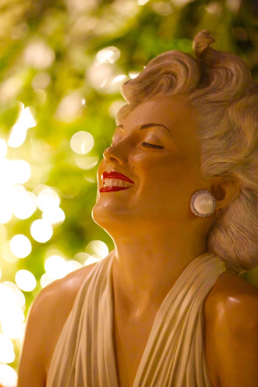 Per sempre Marilyn - Figurative Sculpture Oro di Seward Johnson