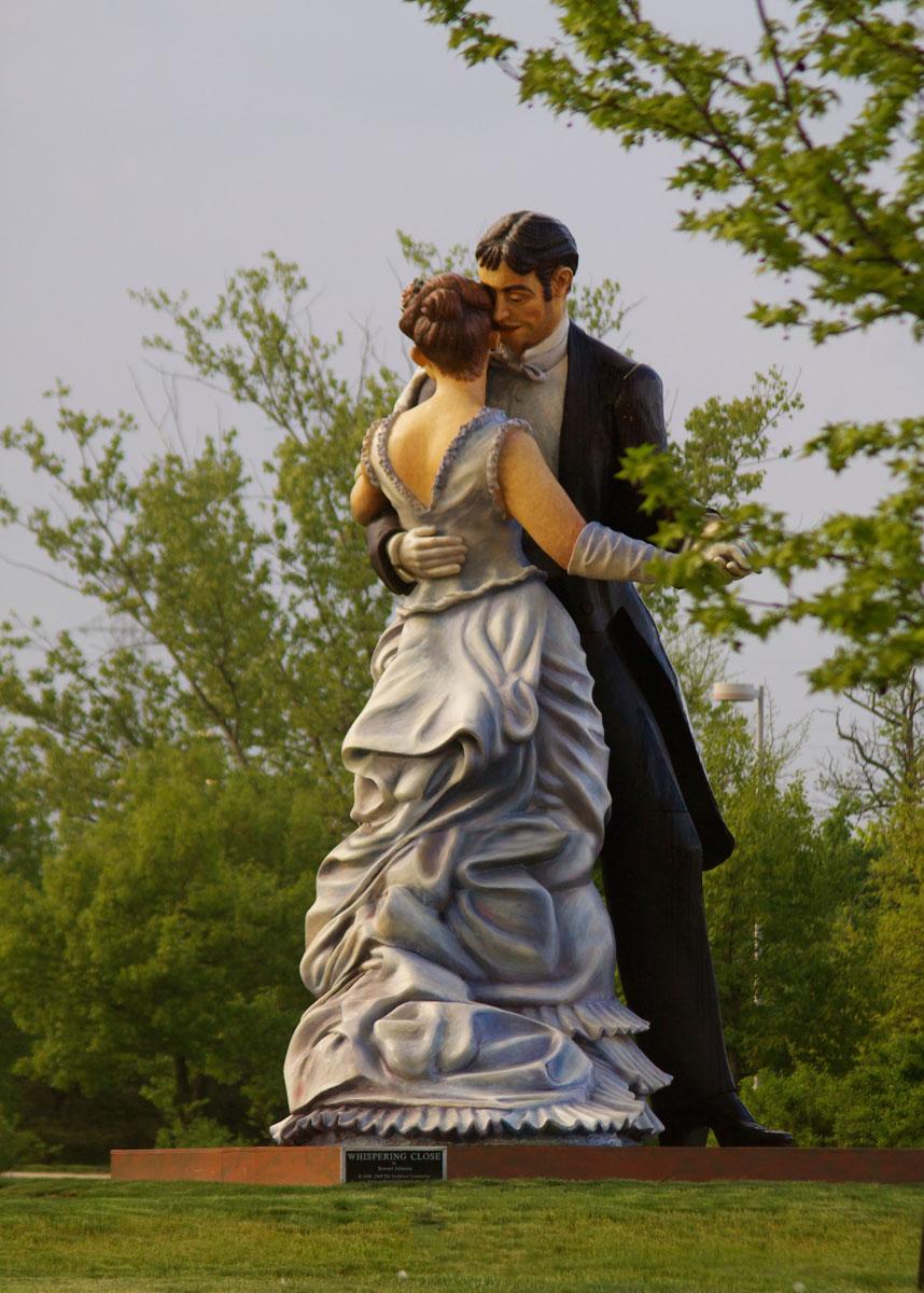 Whispering Close - Sculpture di Seward Johnson