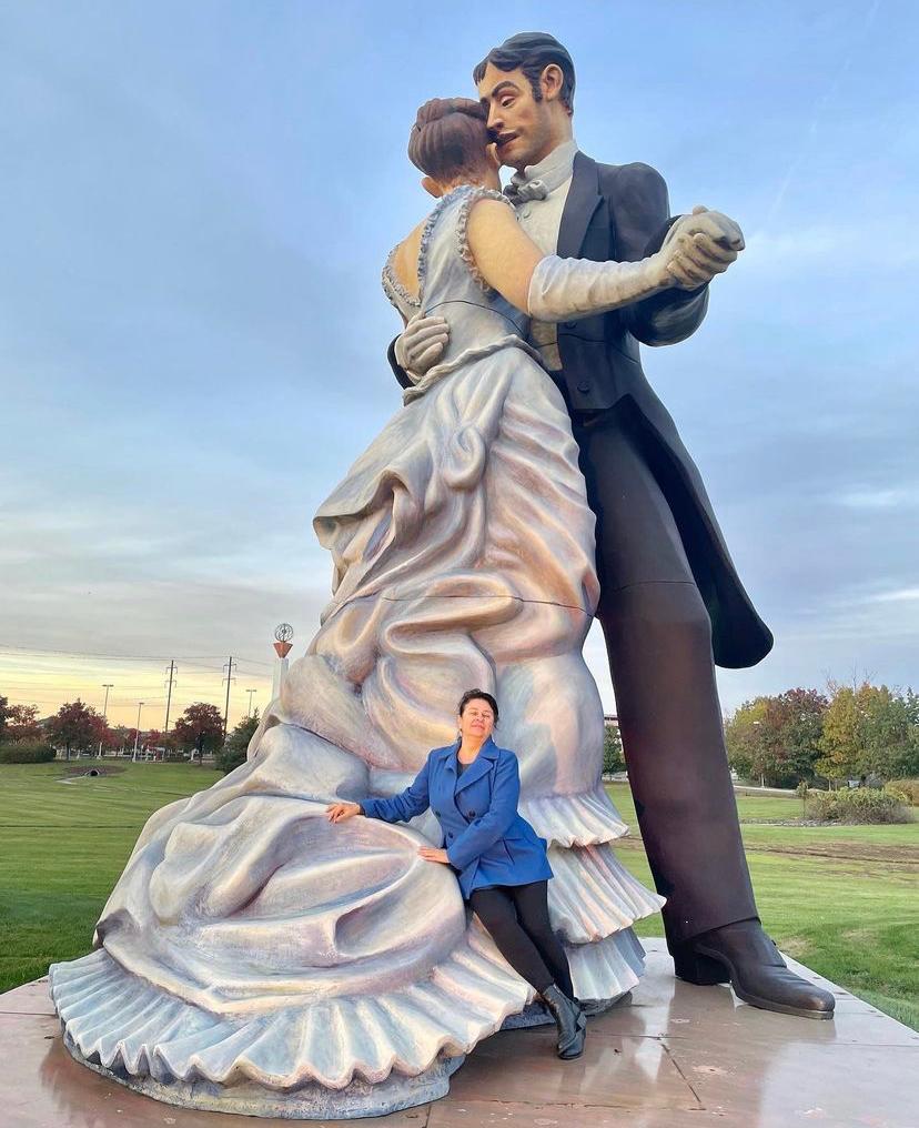 Whispering Close - Sculpture Impressionismo di Seward Johnson