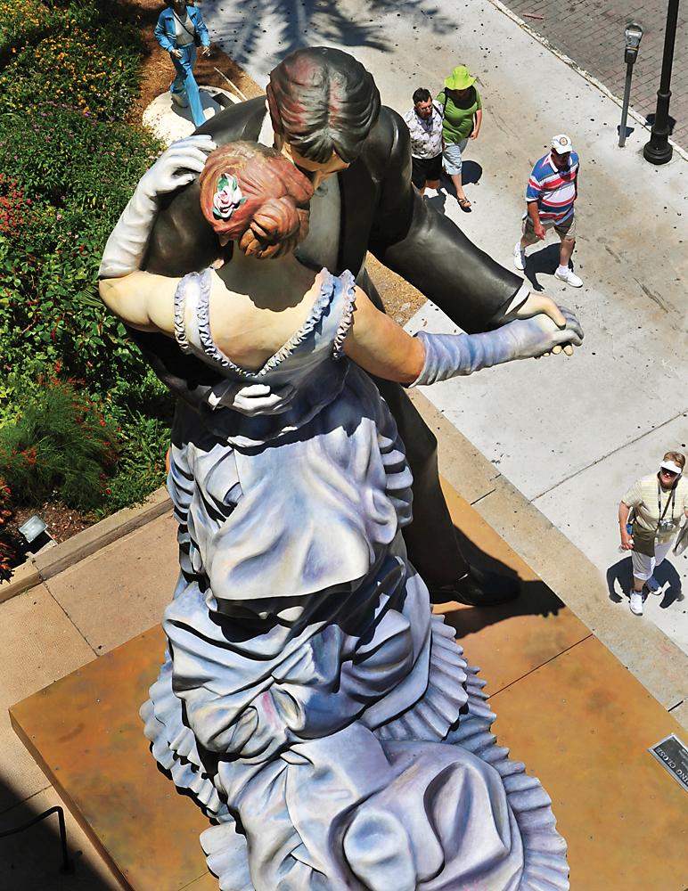 Whispering Close - Figurative Sculpture Grigio di Seward Johnson
