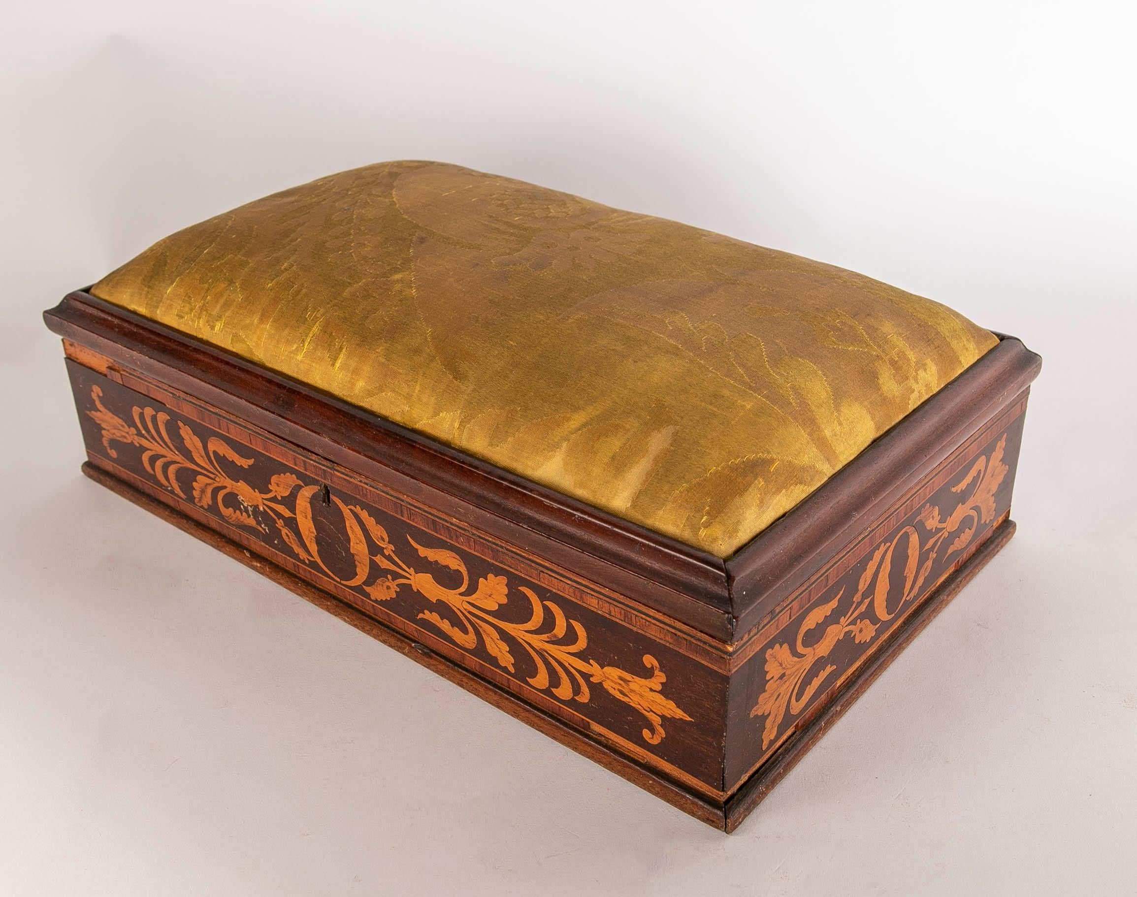 Sewing and Wooden Jewellery Box with Inlaid Inlay For Sale 5