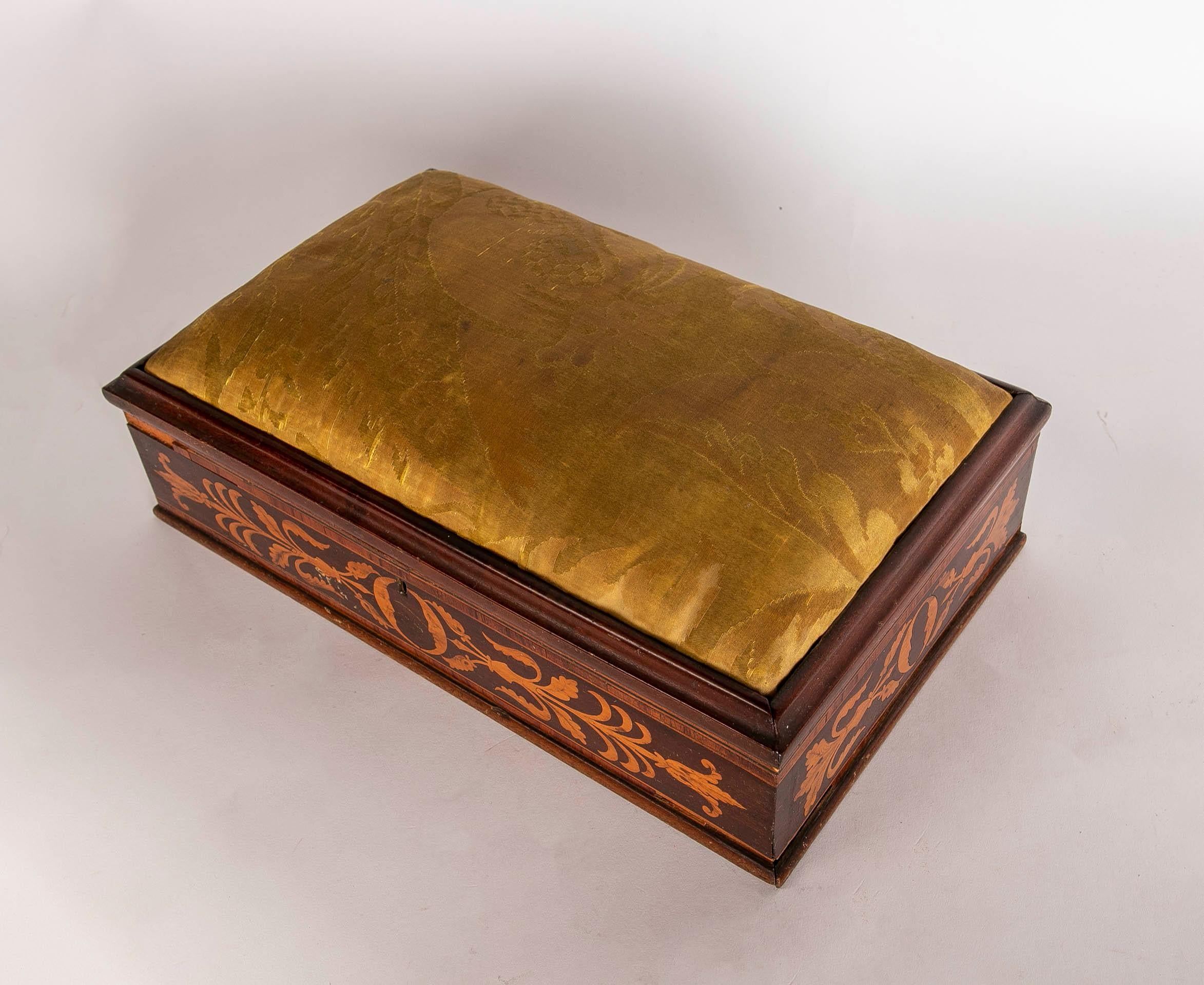 Sewing and Wooden Jewellery Box with Inlaid Inlay For Sale 6