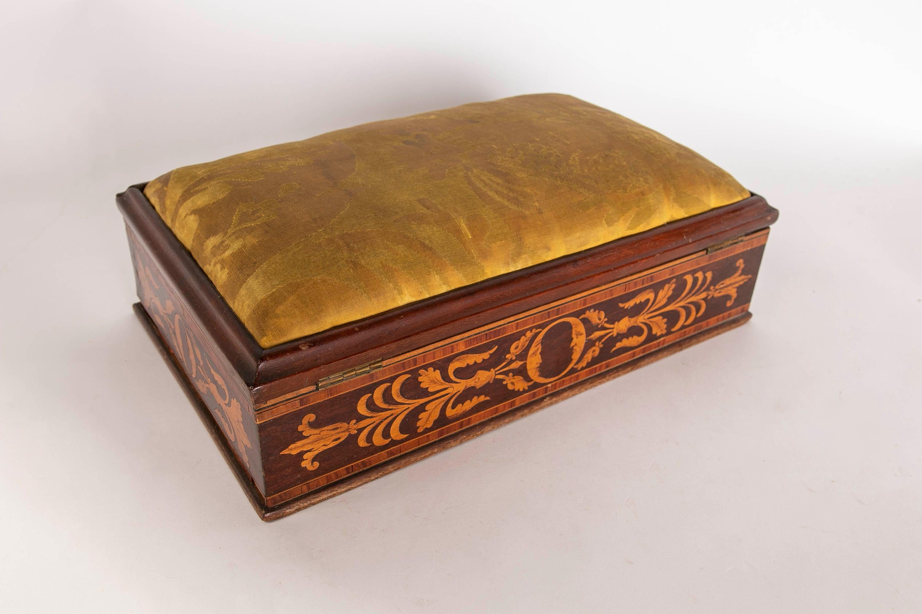 Sewing and Wooden Jewellery Box with Inlaid Inlay For Sale 7