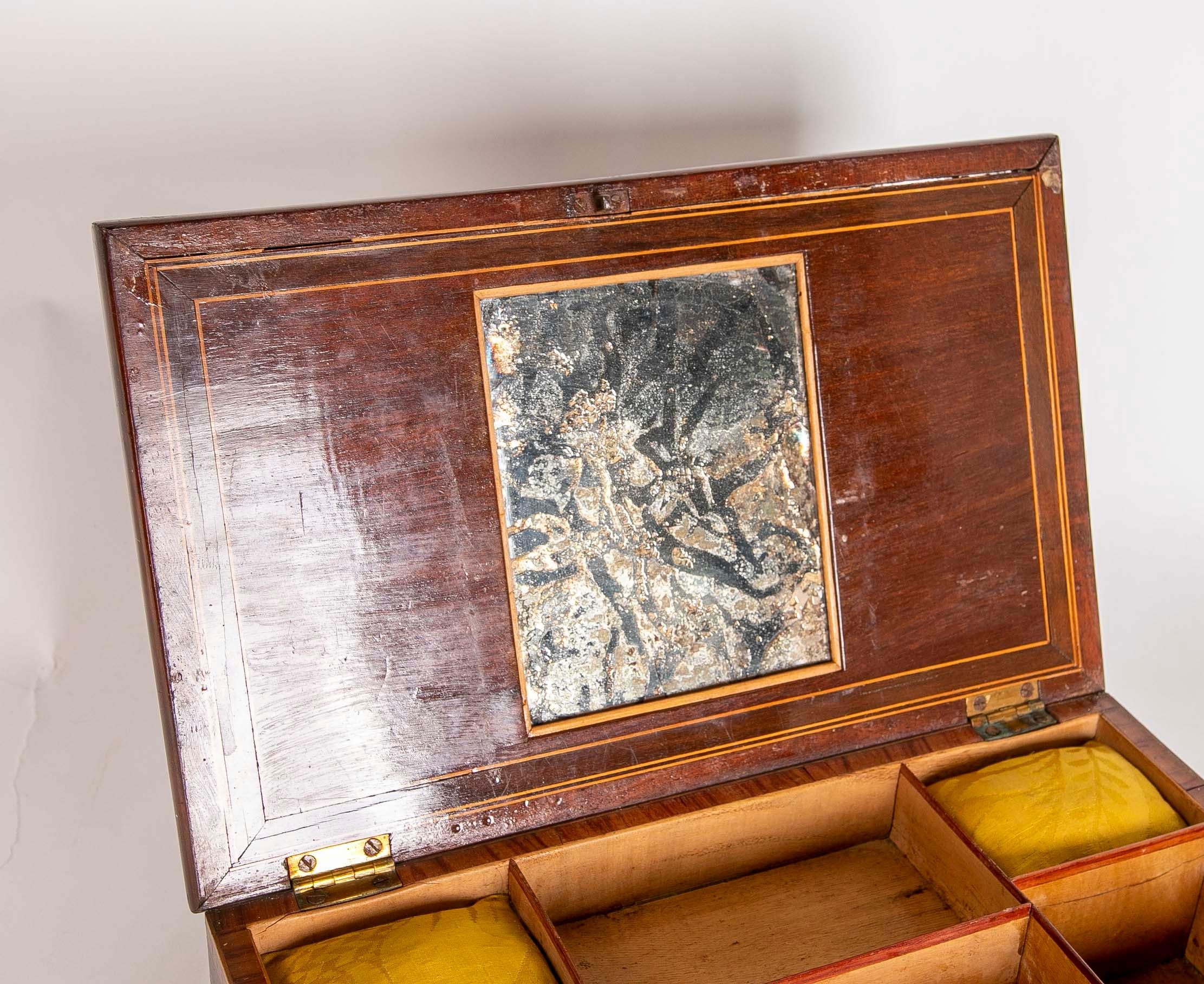 Spagnolo Scatola per gioielli in legno e cucito con intarsio  intarsio in vendita