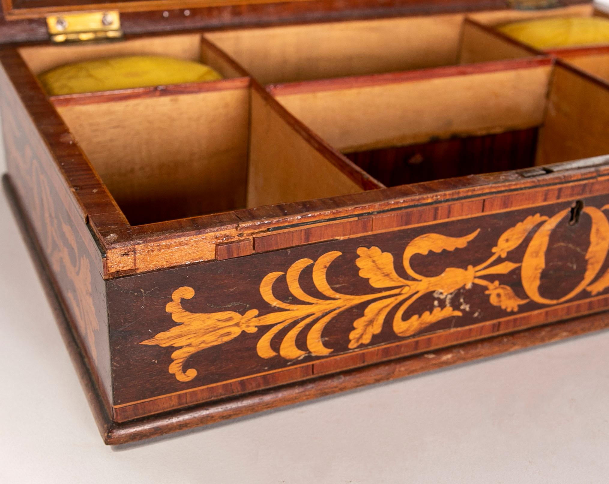 Sewing and Wooden Jewellery Box with Inlaid Inlay In Good Condition For Sale In Marbella, ES