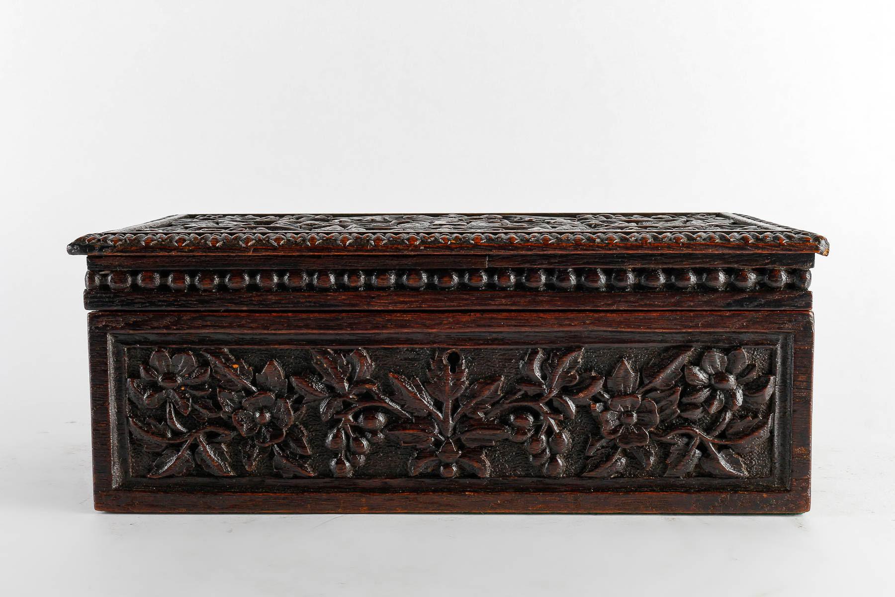Sewing box, chest, 19th century, Napoleon III period.

Sewing box, chest with its sewing kit in carved wood from the 19th century, Napoleon III period.    

h : 12,5cm , w : 31cm , d : 18,5cm