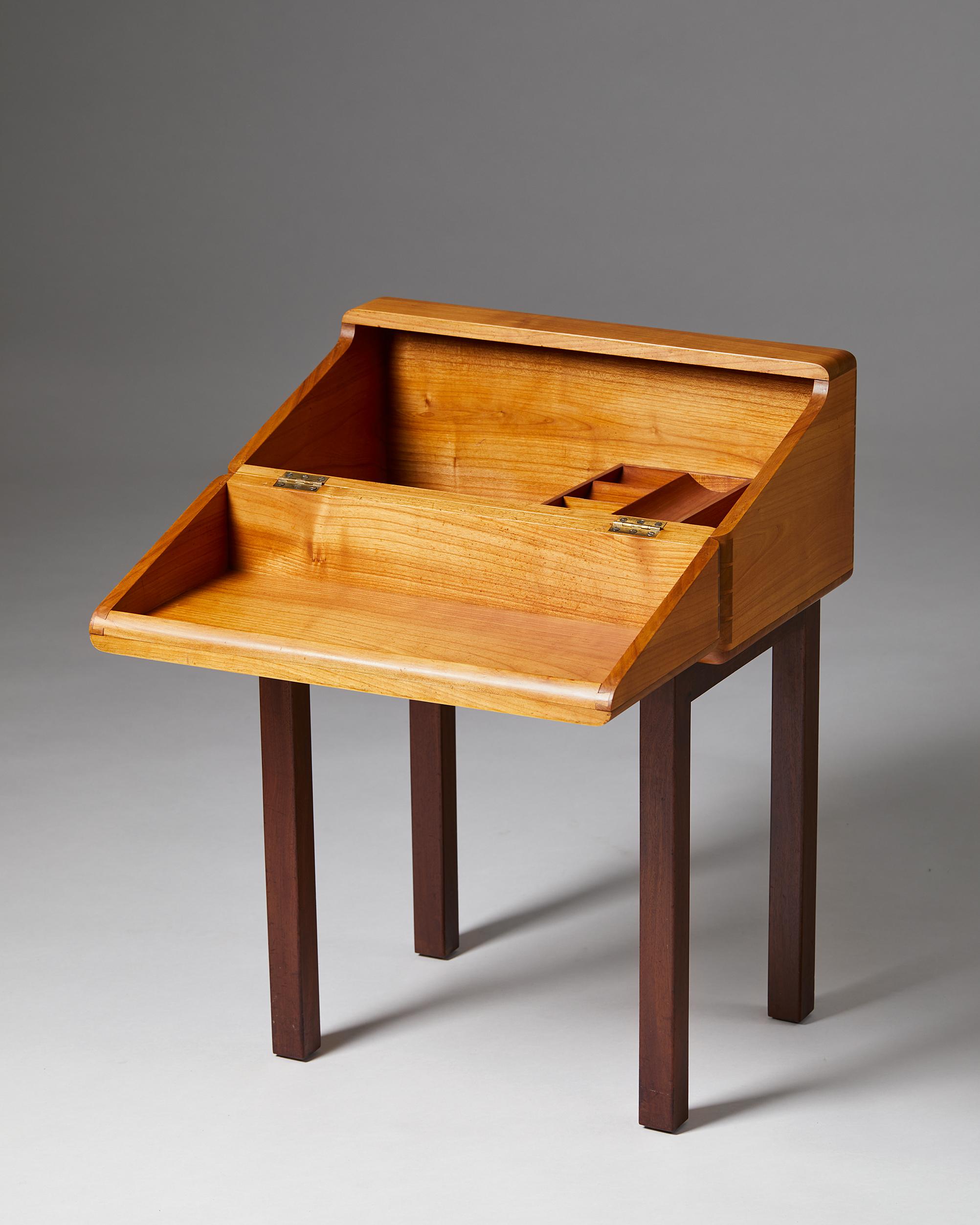 Sewing box designed by Magnus L. Stephensen for Axel Søllner,
Denmark. 1935.

Pearwood, African Mahogany and brass.

Dimensions:
H: 66 cm/ 2'2