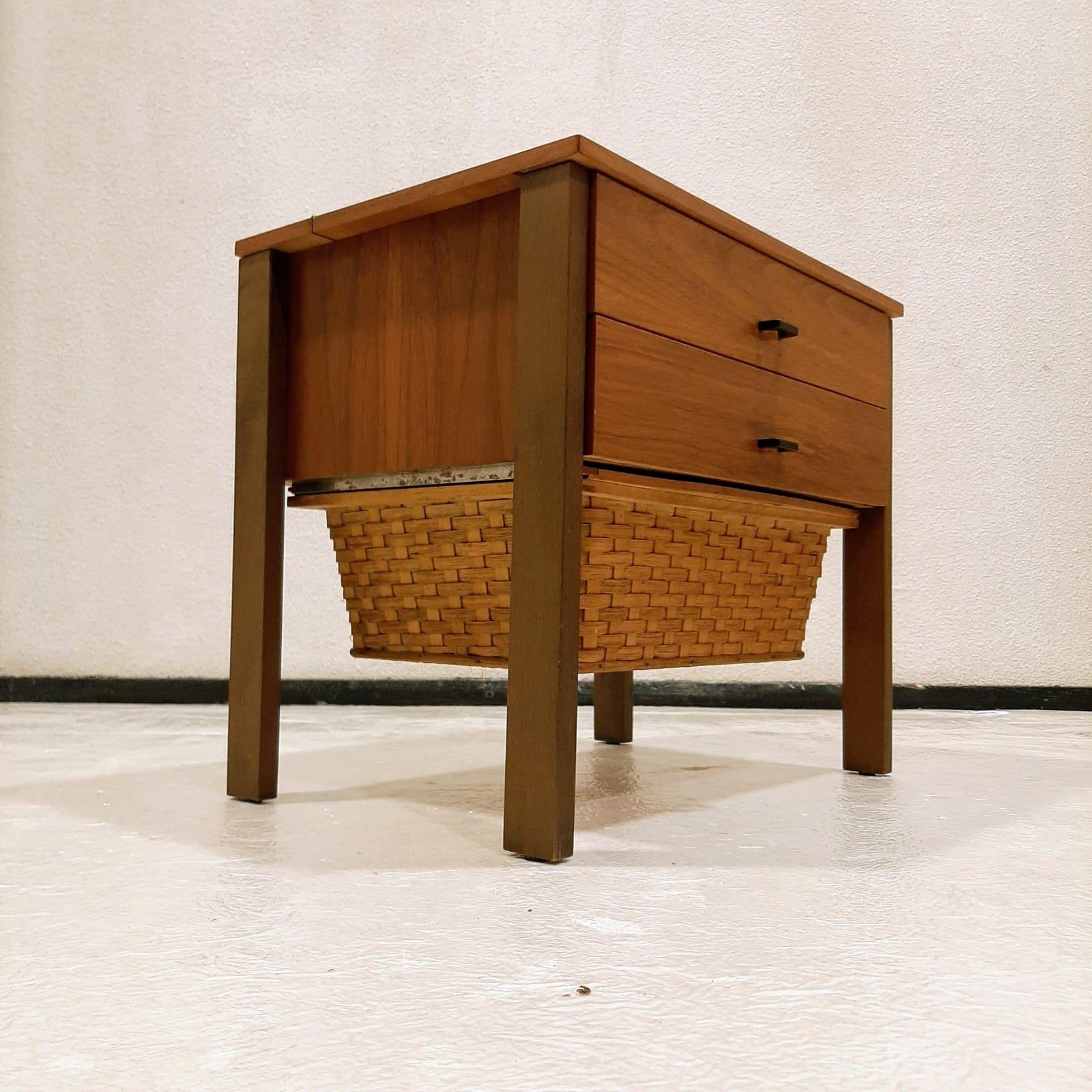 Meuble de couture avec panier en roseau par collection Horn, Allemagne de l'Ouest en vente 4