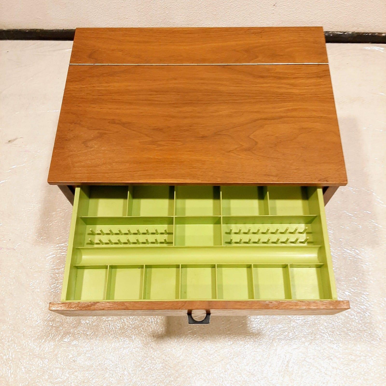 Meuble de couture avec panier en roseau par collection Horn, Allemagne de l'Ouest en vente 5