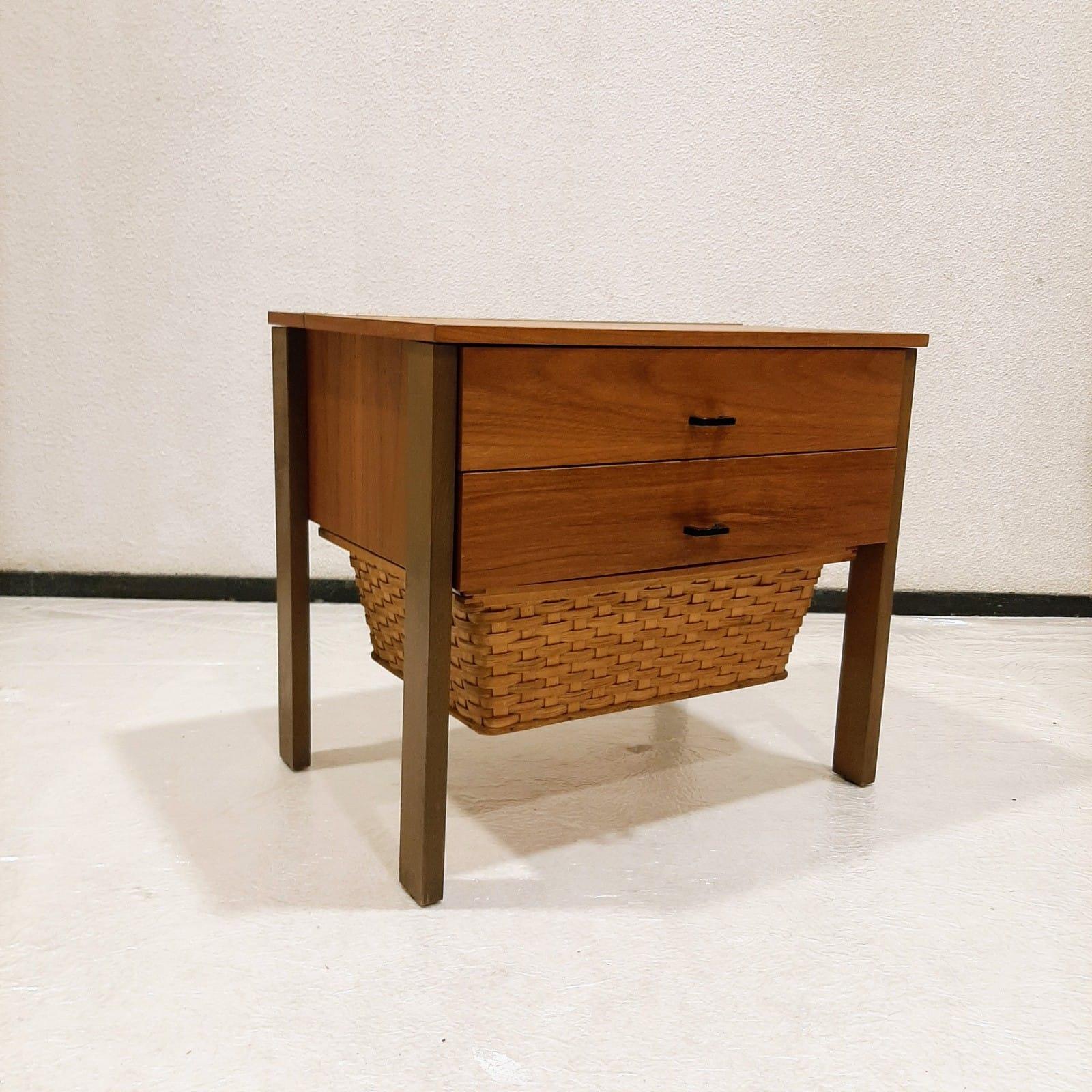 Allemand Meuble de couture avec panier en roseau par collection Horn, Allemagne de l'Ouest en vente