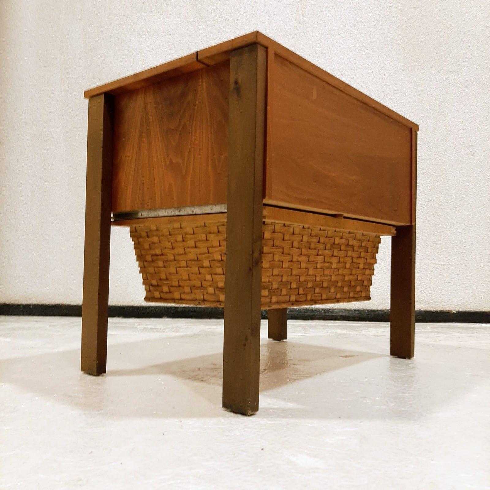 Meuble de couture avec panier en roseau par collection Horn, Allemagne de l'Ouest en vente 3