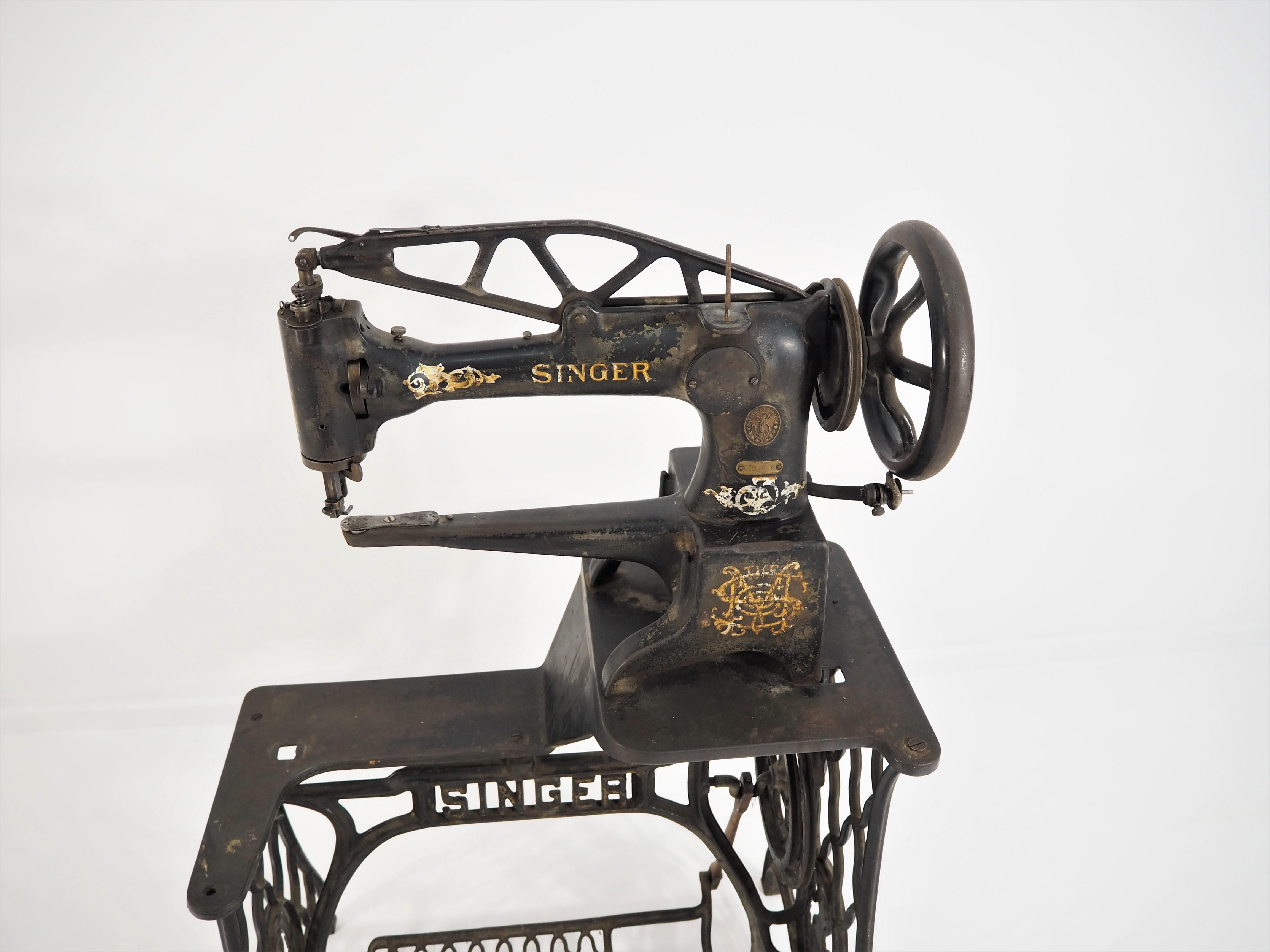 Art Nouveau sewing machine from Singer circa 1920s, dimensions: height 110cm, width 72 cm, depth 49 cm. A very nice decorative ornate Singer cobbler sewing machine on a treadle stand original condition.