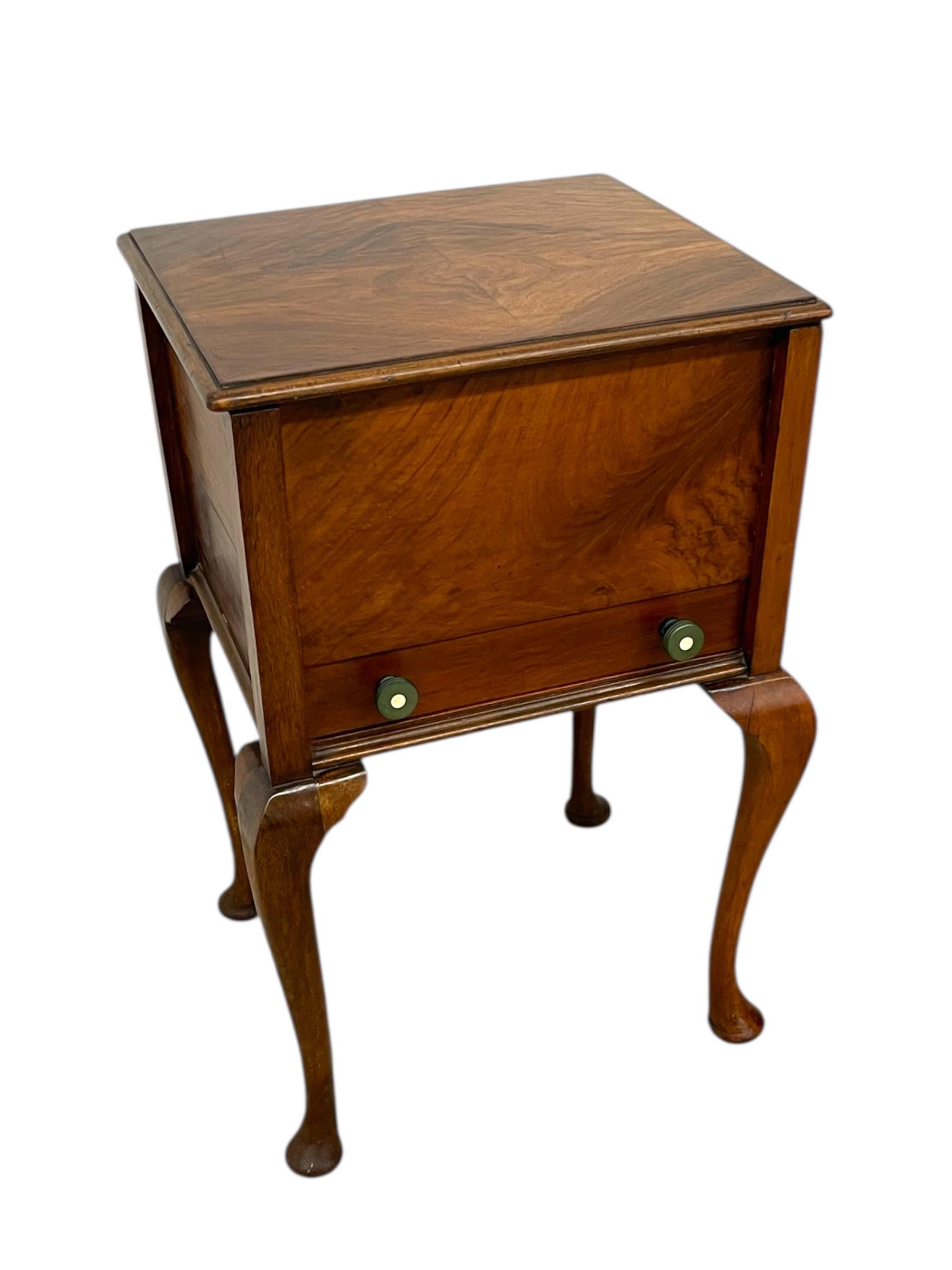 Mid-Century moderno Armadio per cucire o per gioielli con gambe cabriole e interni foderati in vendita
