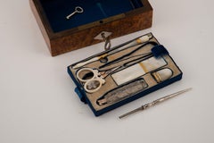 Set da cucito. Wood, specchio, metallo, tessuto, etc. Possibilmente di scuola francese, XIX sec.