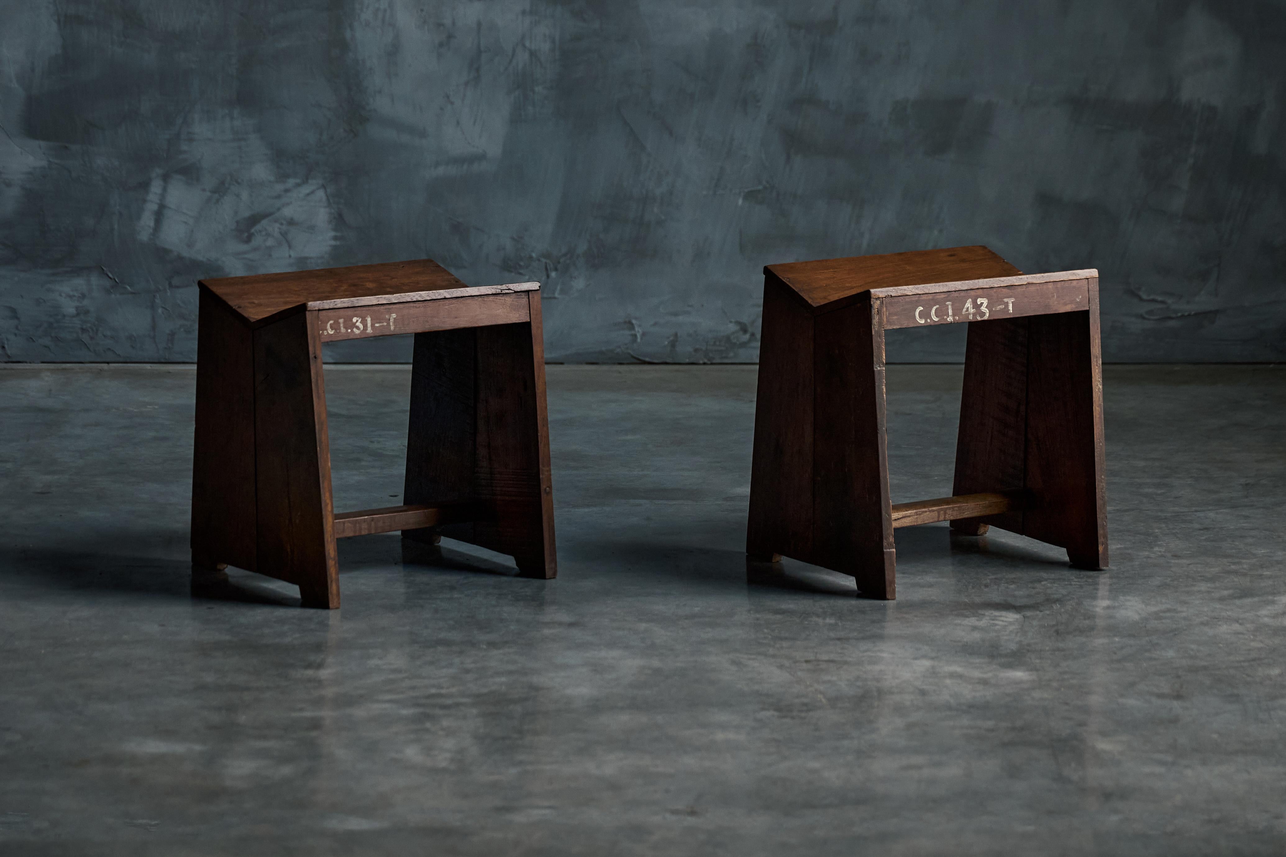 Le tabouret de couture PJ-SI-68-A de Pierre Jeanneret, une pièce emblématique du projet Chandigarh du milieu du siècle dernier, datant des années 1960, est une découverte exceptionnellement rare. Conçus pour faire partie de l'ameublement original