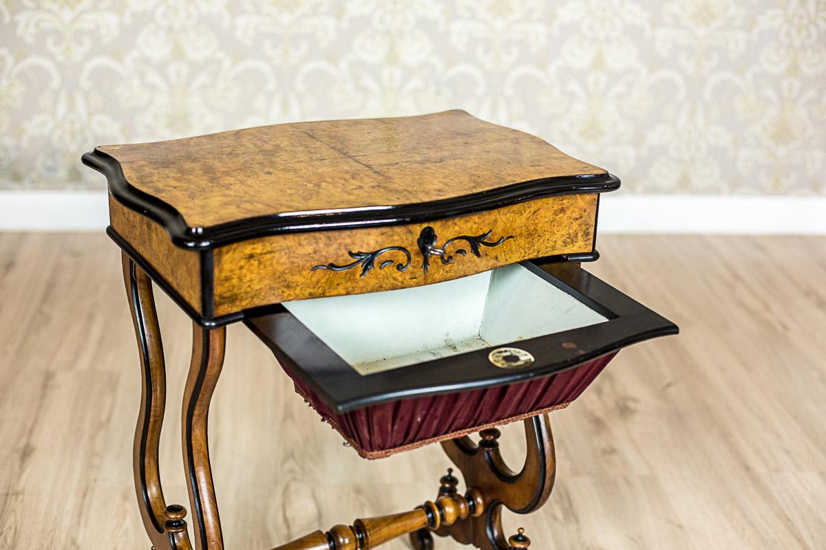 Sewing Table in Birchen Burl, circa 1870 In Good Condition For Sale In Opole, PL