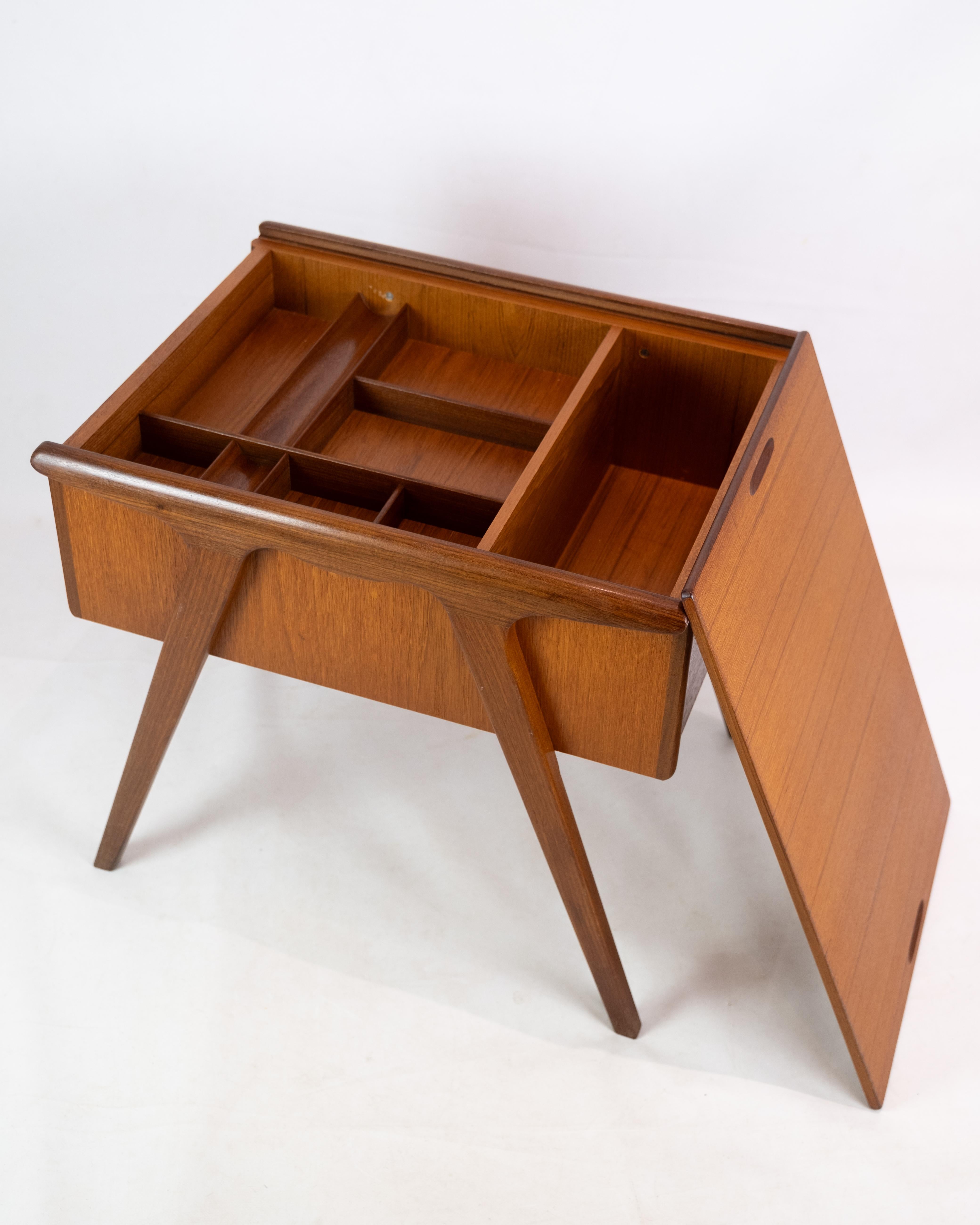 Sewing Table in Teak Wood of Danish Design From The 1960's In Good Condition For Sale In Lejre, DK