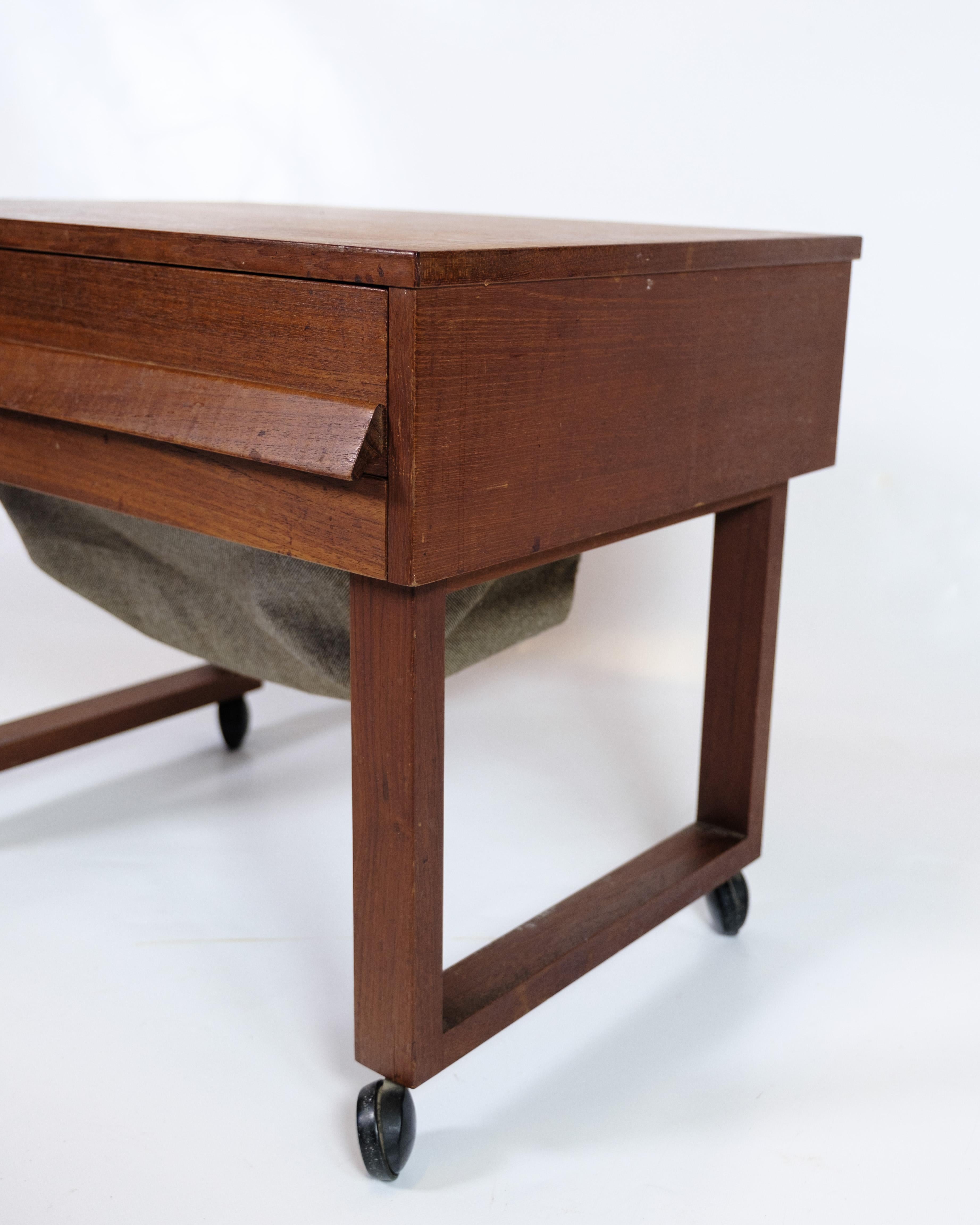Mid-Century Modern Table à couture avec tiroir sur roues en teck, design danois des années 1960 en vente