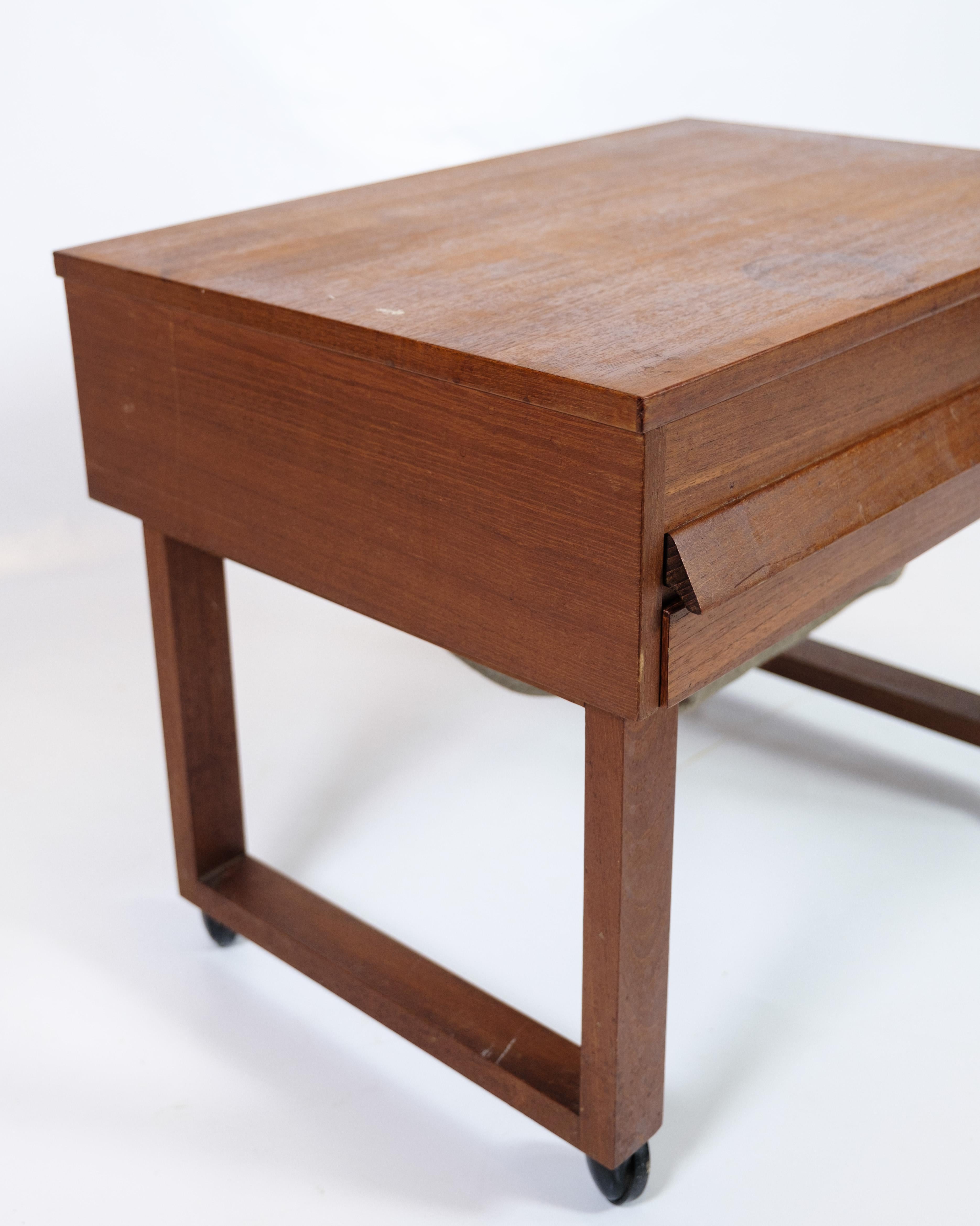 Danois Table à couture avec tiroir sur roues en teck, design danois des années 1960 en vente
