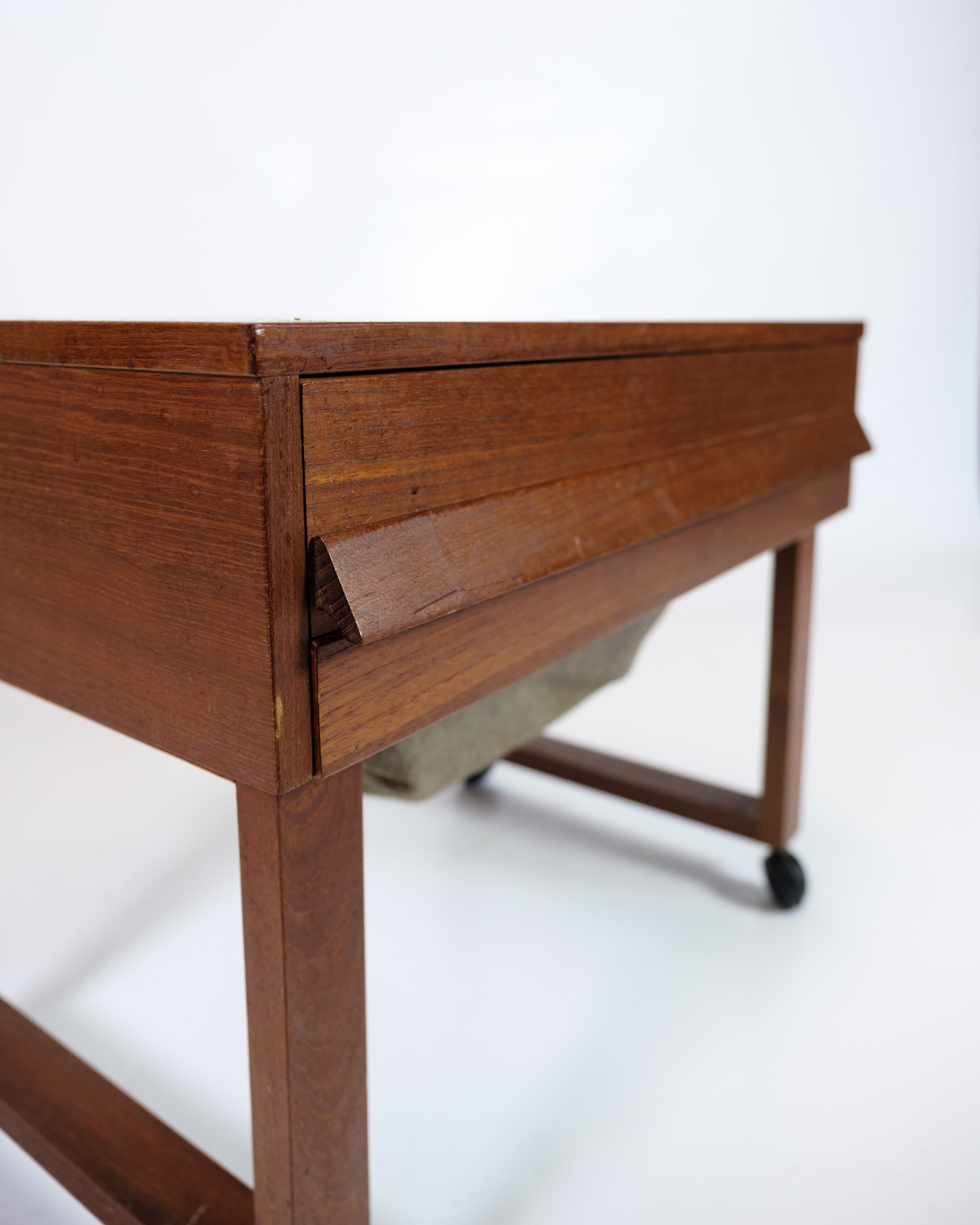 Milieu du XXe siècle Table à couture avec tiroir sur roues en teck, design danois des années 1960 en vente
