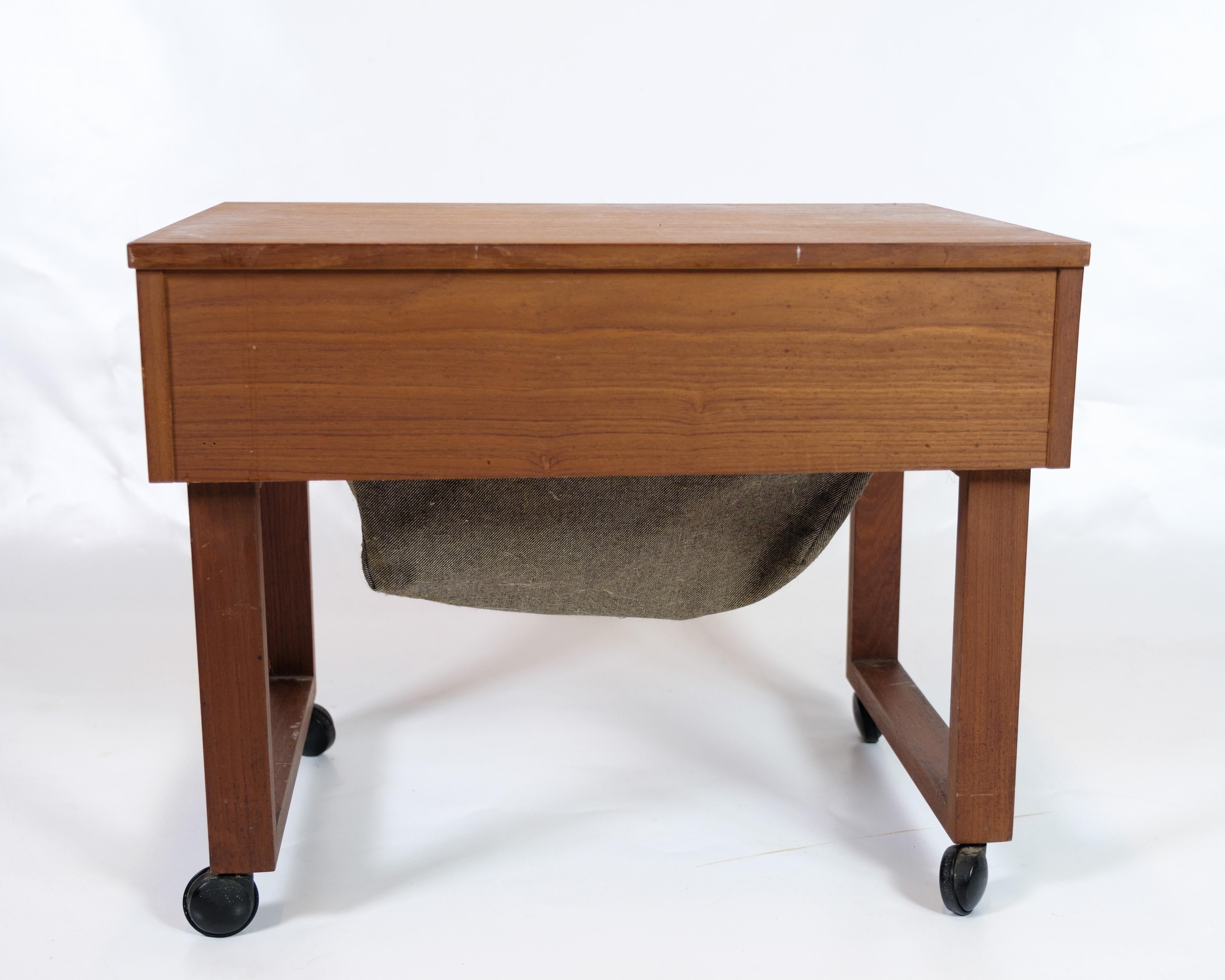 Teck Table à couture avec tiroir sur roues en teck, design danois des années 1960 en vente