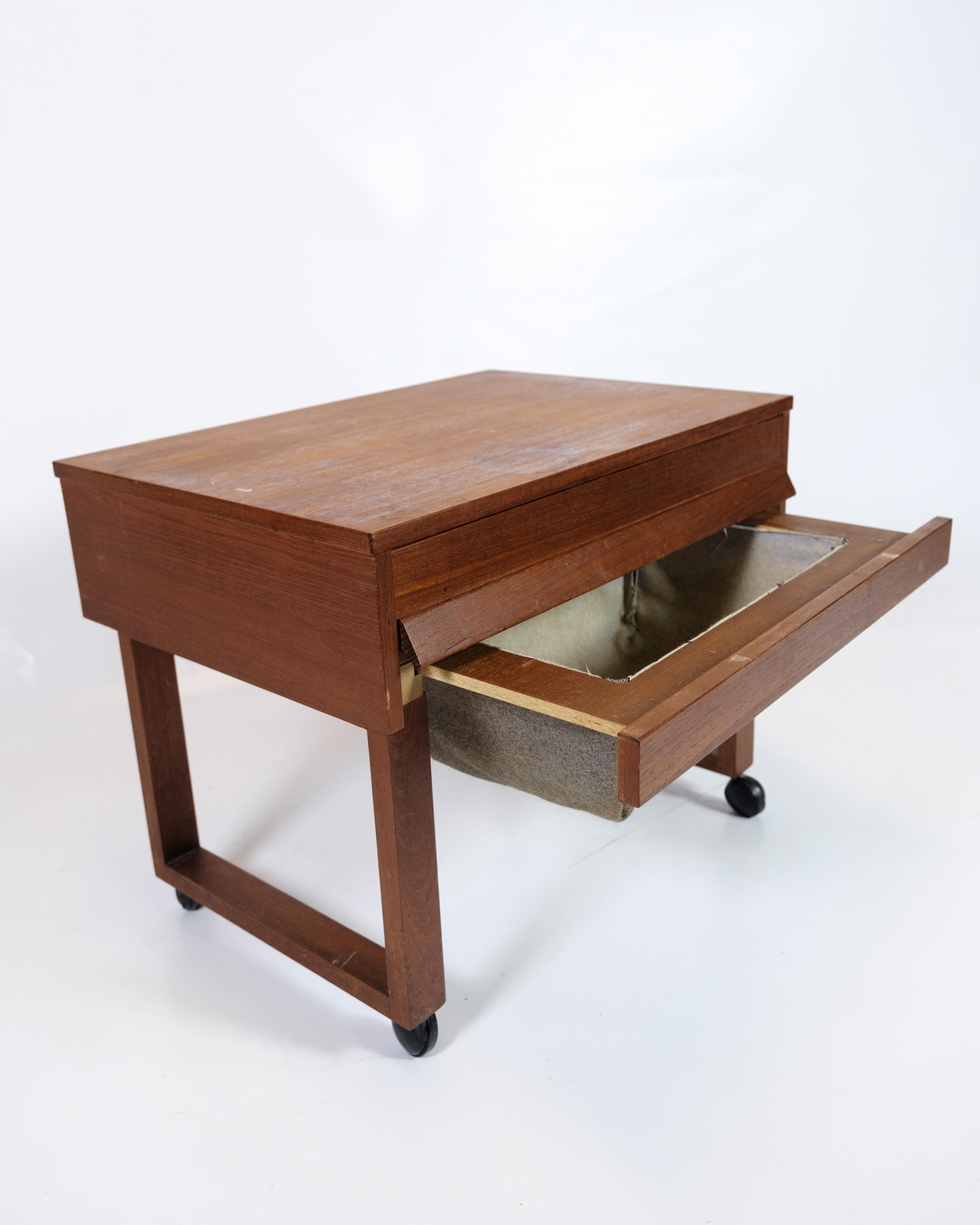 Table à couture avec tiroir sur roues en teck, design danois des années 1960 en vente 1