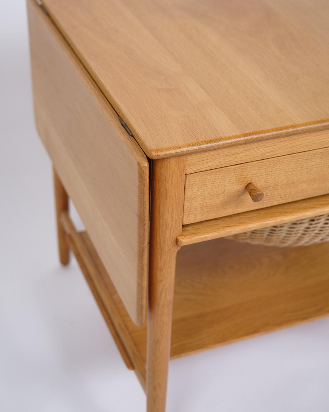 Mid-Century Modern Sewing Table With Shelf Model AT-33 In Soap-Treated Oak By Hans J. Wegner en vente