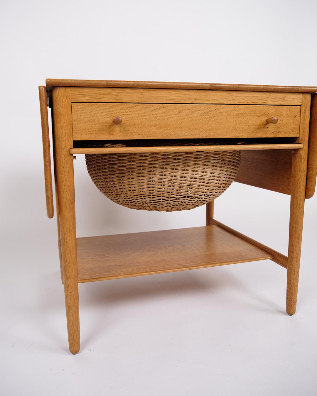 Danois Sewing Table With Shelf Model AT-33 In Soap-Treated Oak By Hans J. Wegner en vente