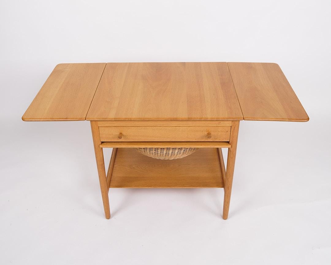 Sewing Table With Shelf Model AT-33 In Soap-Treated Oak By Hans J. Wegner Bon état - En vente à Lejre, DK