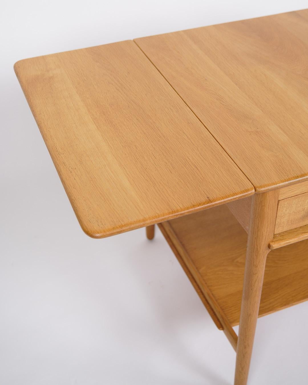 Milieu du XXe siècle Sewing Table With Shelf Model AT-33 In Soap-Treated Oak By Hans J. Wegner en vente