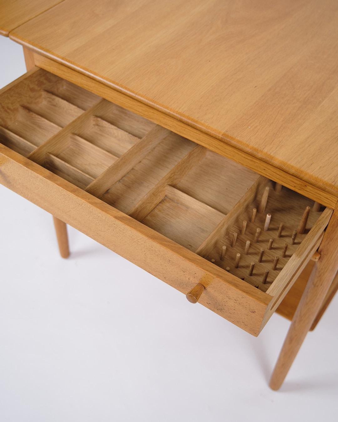 Chêne Sewing Table With Shelf Model AT-33 In Soap-Treated Oak By Hans J. Wegner en vente