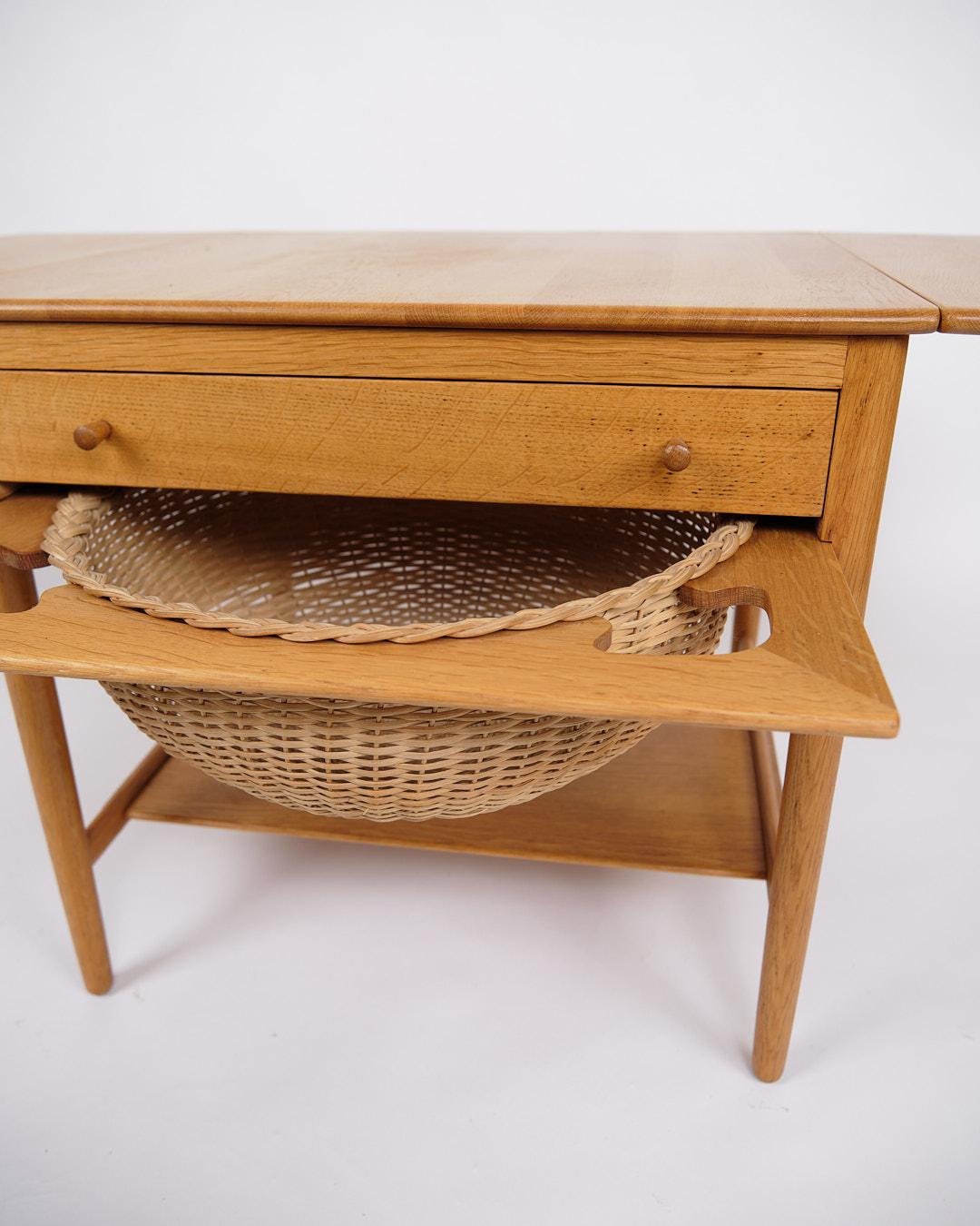 Sewing Table With Shelf Model AT-33 In Soap-Treated Oak By Hans J. Wegner en vente 2