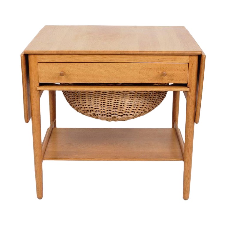 Sewing Table With Shelf Model AT-33 In Soap-Treated Oak By Hans J. Wegner en vente