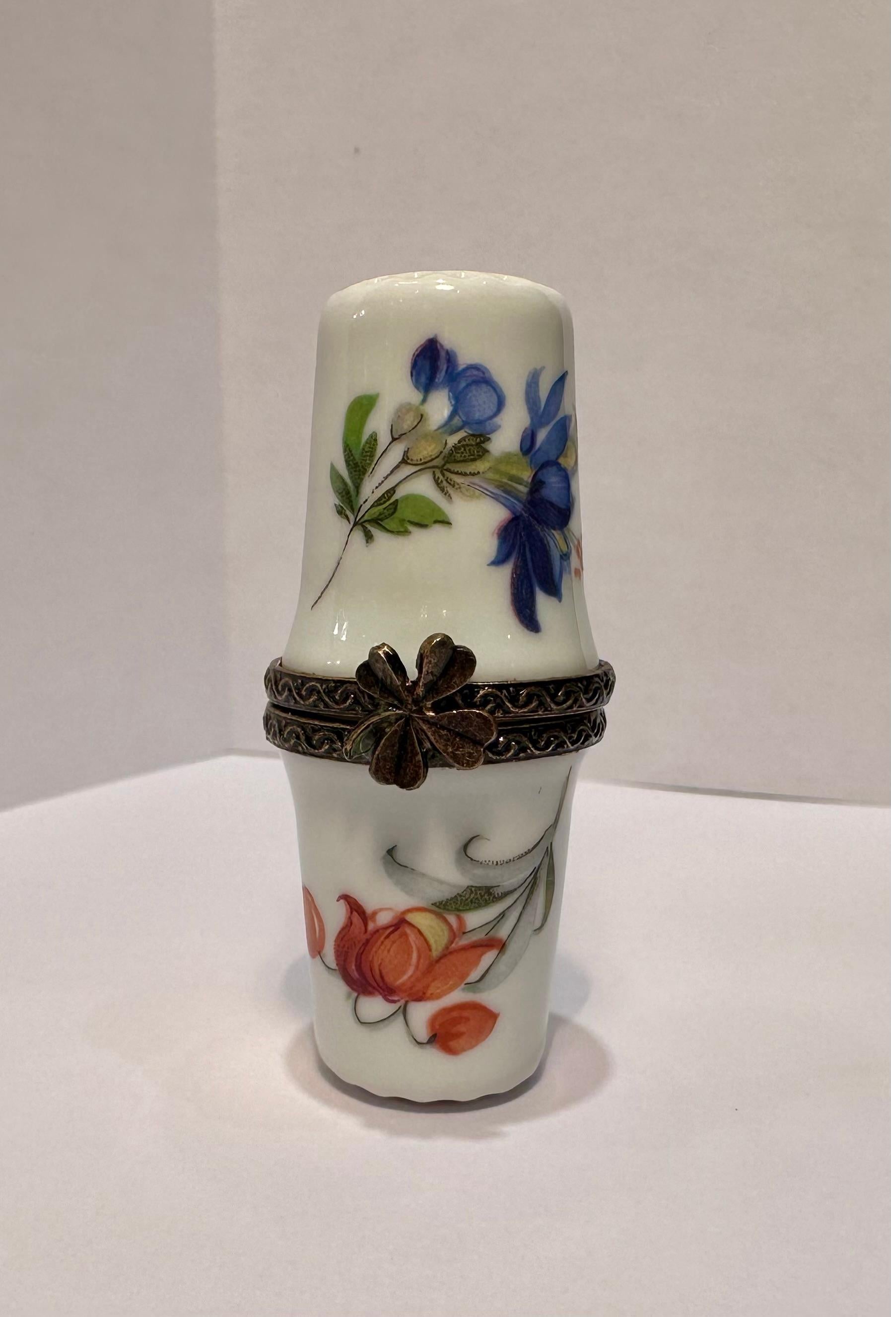 Nähthema Limoges Frankreich Porzellan mit Blumenmotiv Porzellan Double Thimbles oder Nadelspitze Schachtel (Französische Provence) im Angebot