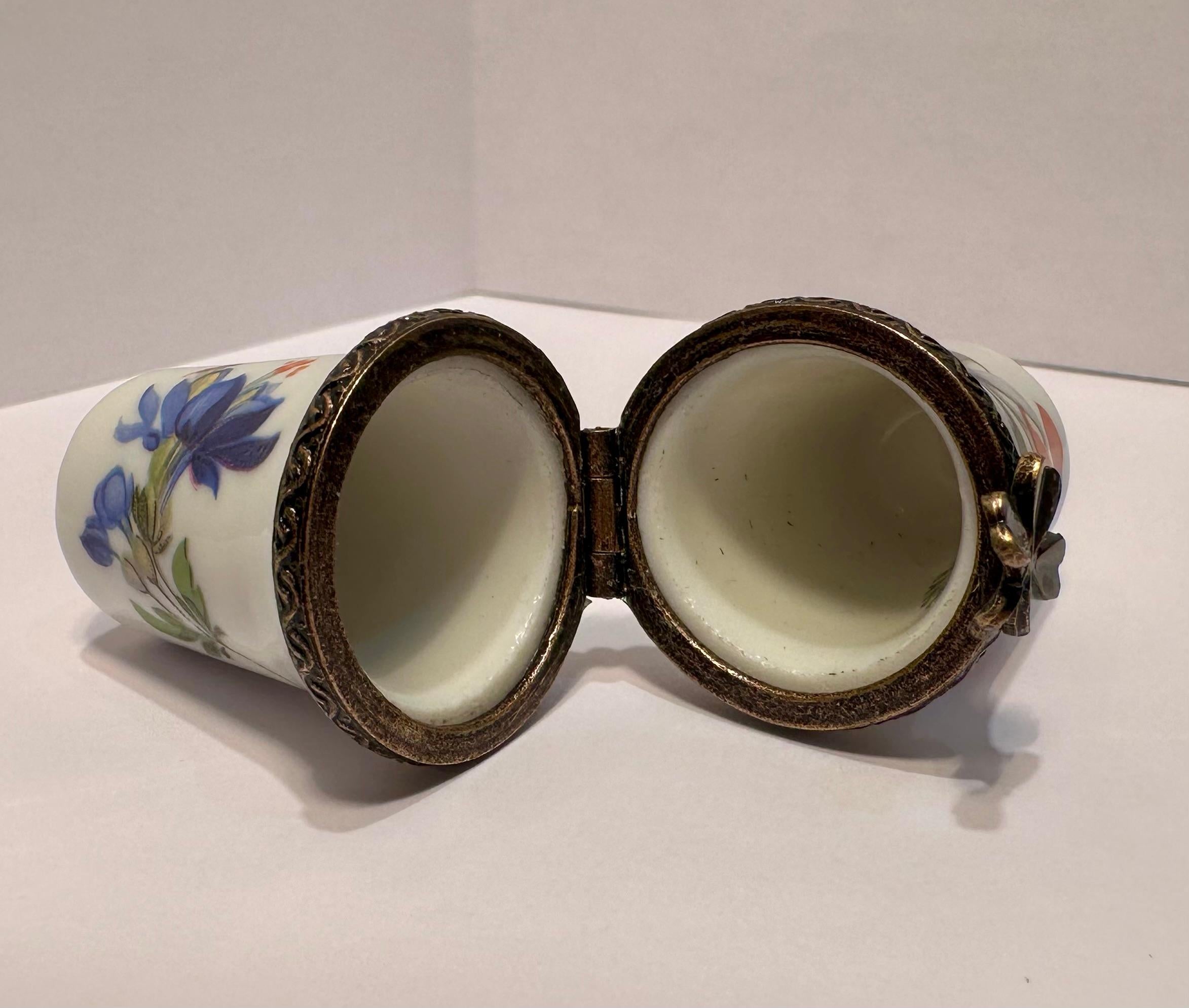 Nähthema Limoges Frankreich Porzellan mit Blumenmotiv Porzellan Double Thimbles oder Nadelspitze Schachtel (Handbemalt) im Angebot