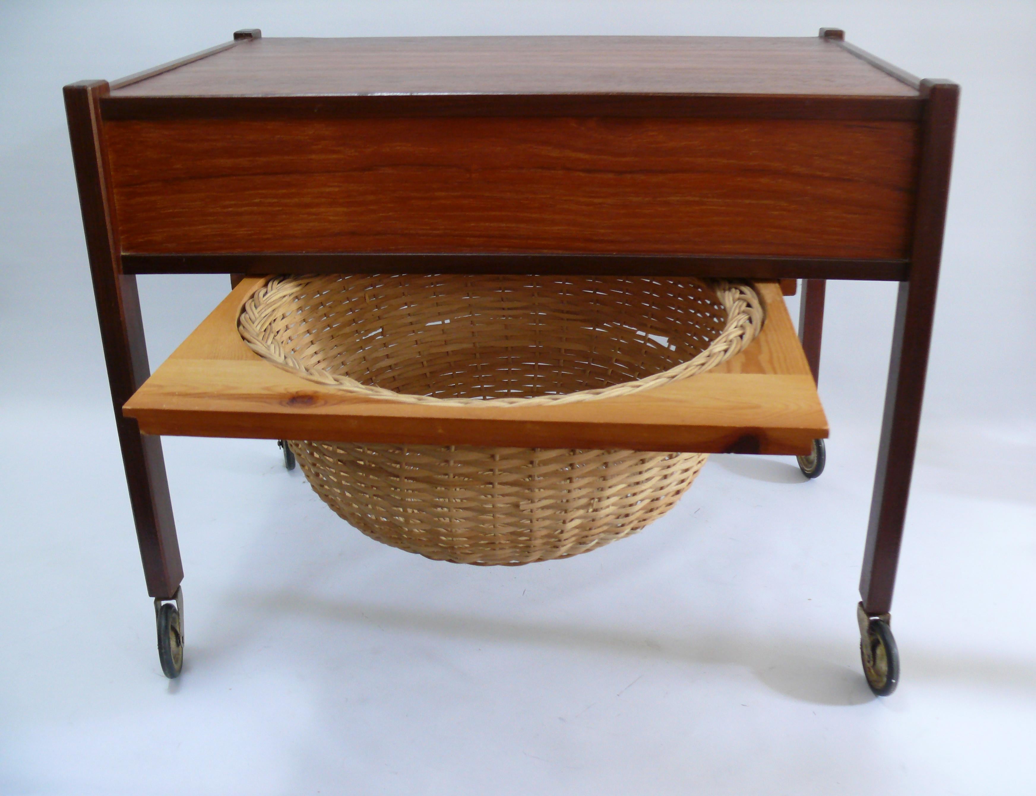 Sewing trolley with drawer and basket - teak/rosewood - Danish design, 1960s For Sale 2