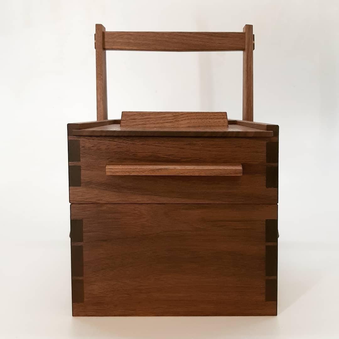 Boîte à couture en noyer noir par Frank Buschmann  Fabriqué à la main avec une menuiserie traditionnelle Neuf - En vente à Carnota, A Coruña, Galicia