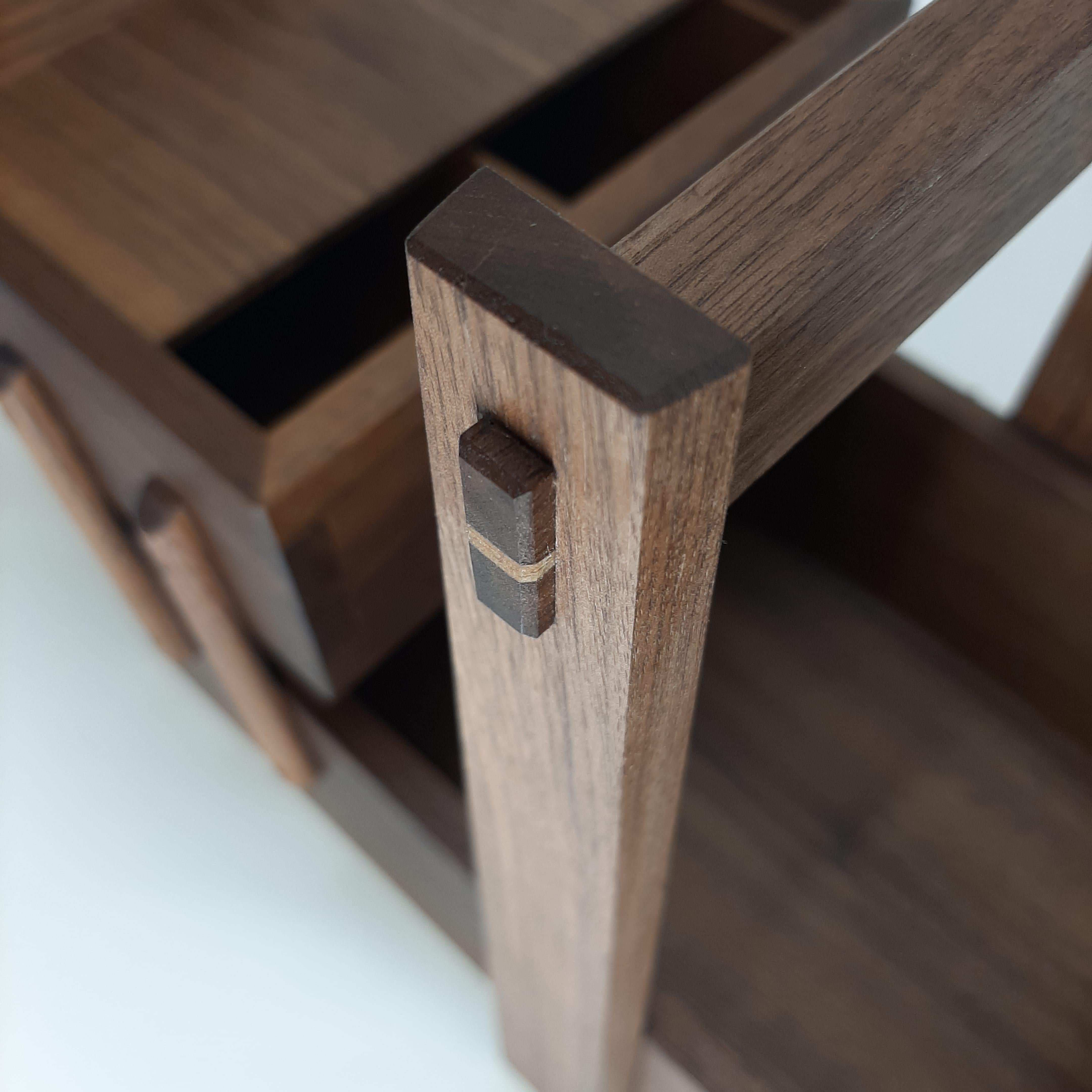 Bois de feuillus Boîte à couture en noyer noir par Frank Buschmann  Fabriqué à la main avec une menuiserie traditionnelle en vente