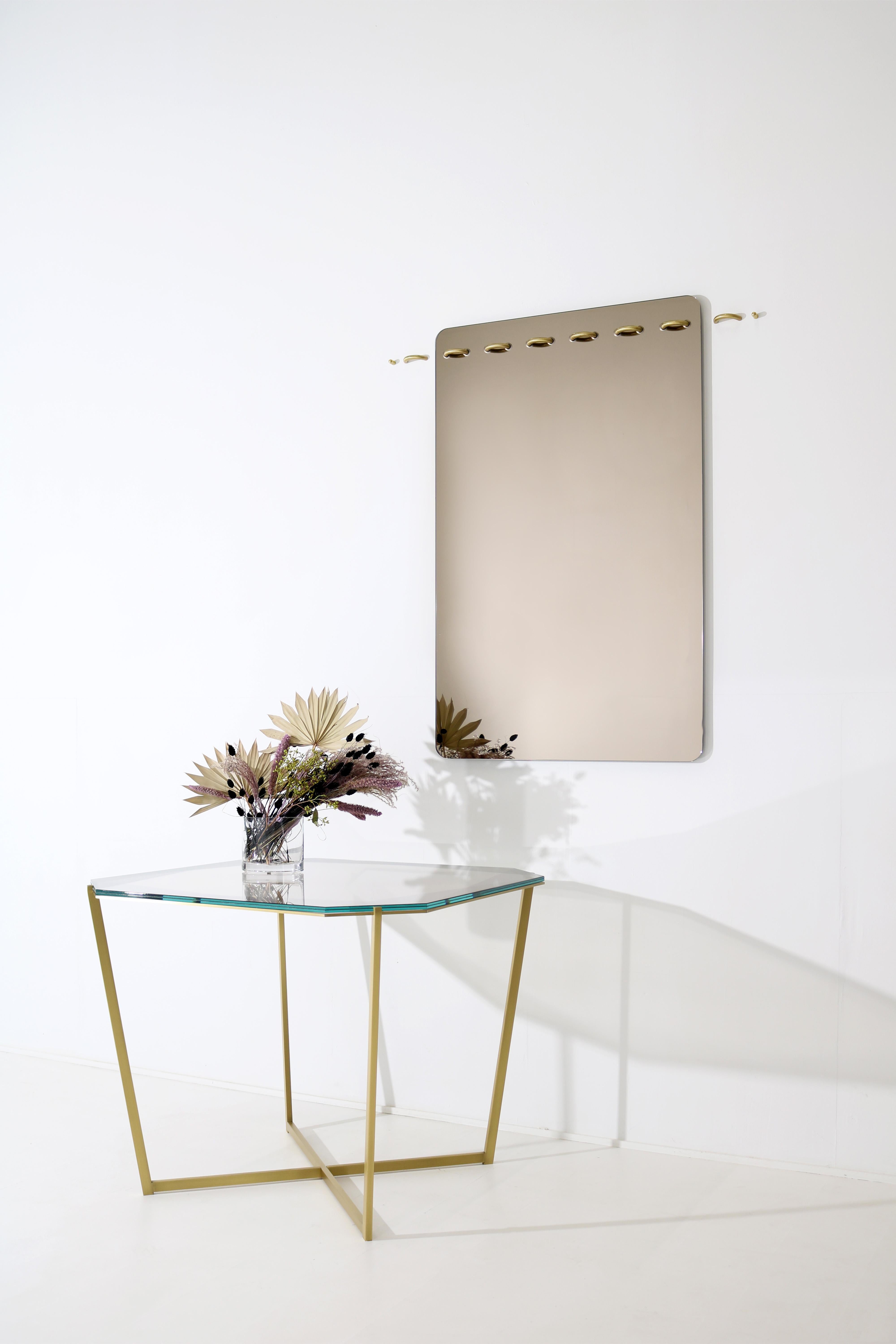 Sewn Bronze getönter Spiegel mit polierten Glaskanten und Satin-Silberstichen (Poliert) im Angebot