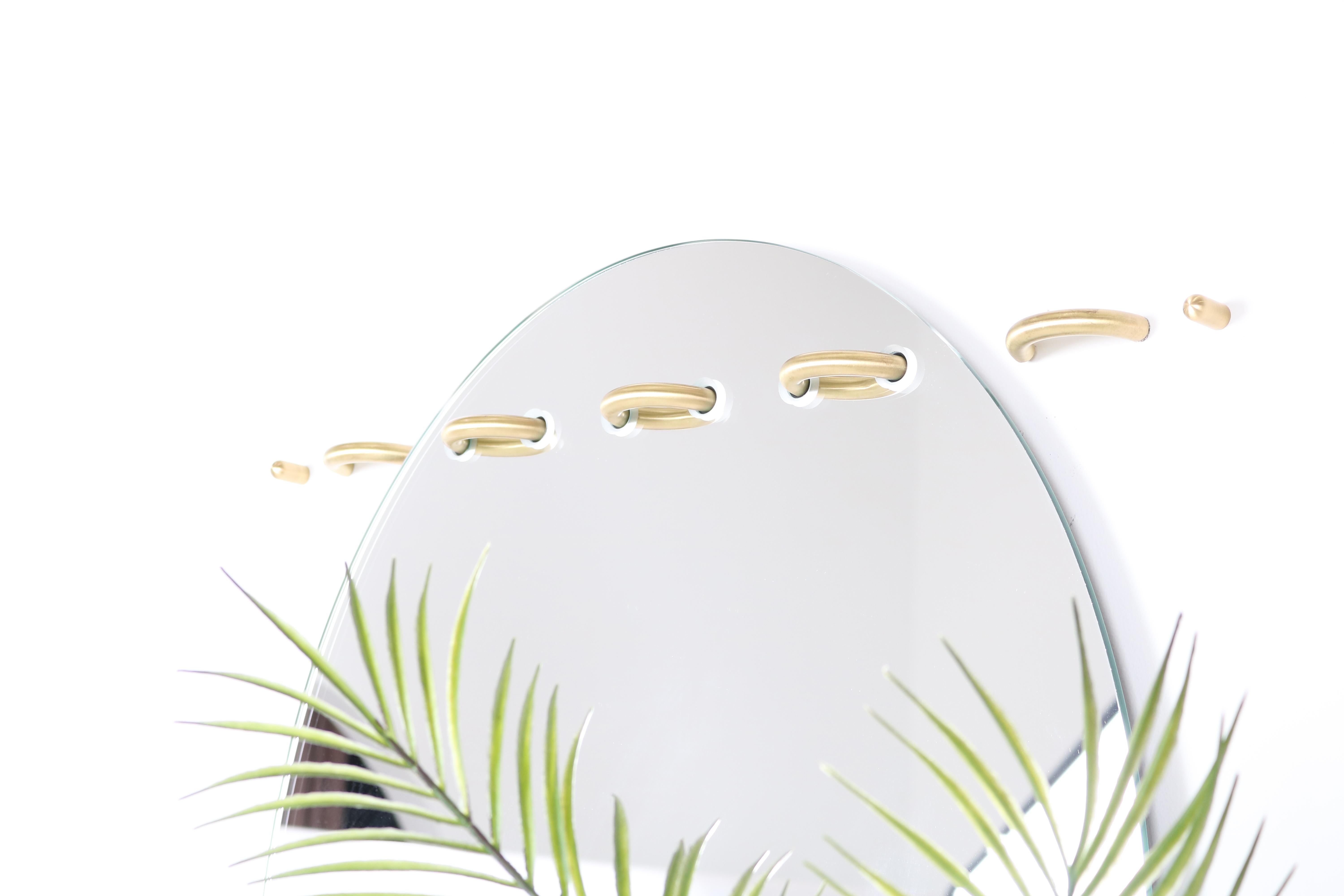 Autre Miroir ovale à surfaces cousues, avec points en laiton par Debra Folz en vente