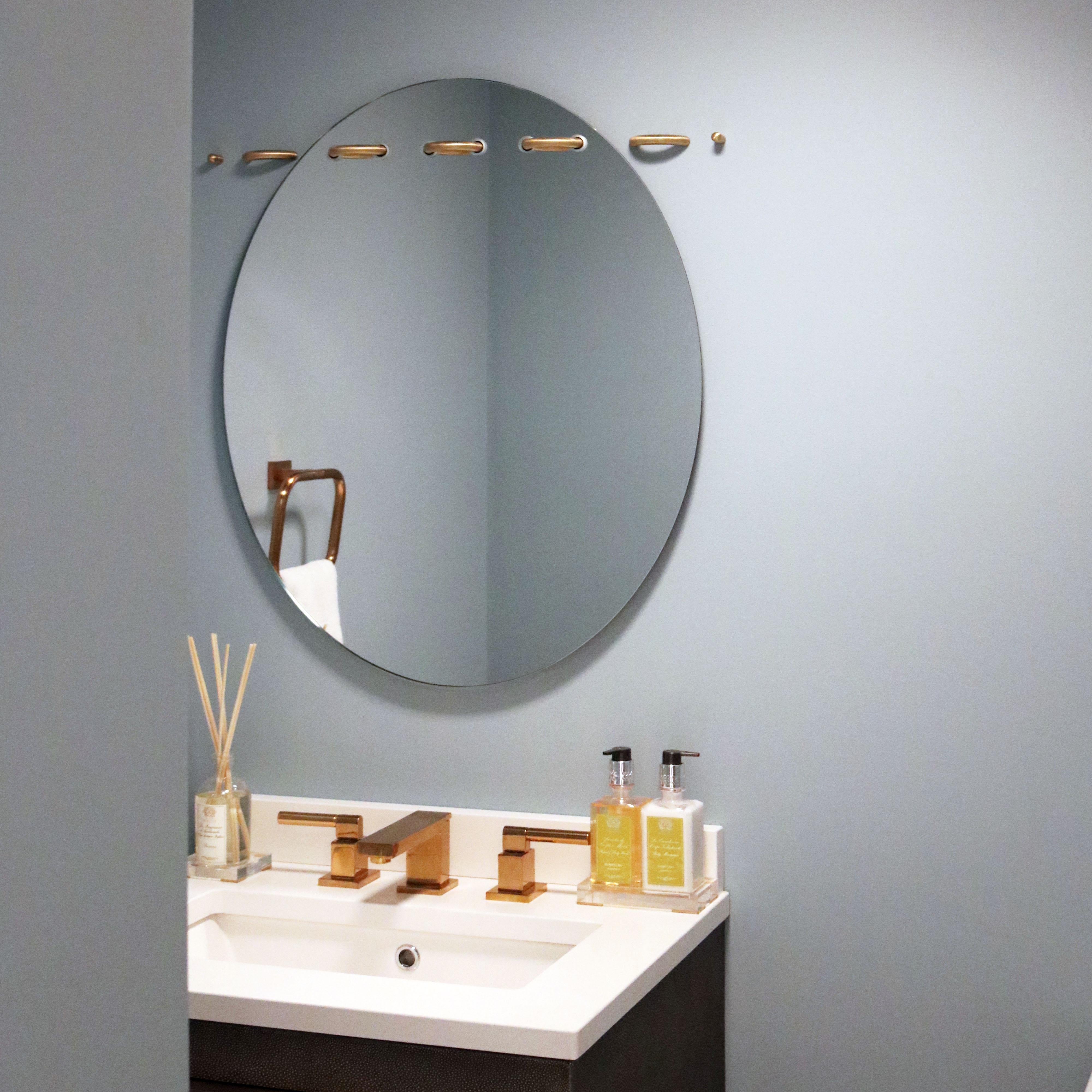Américain Miroir ovale à surfaces cousues, avec points en laiton par Debra Folz en vente