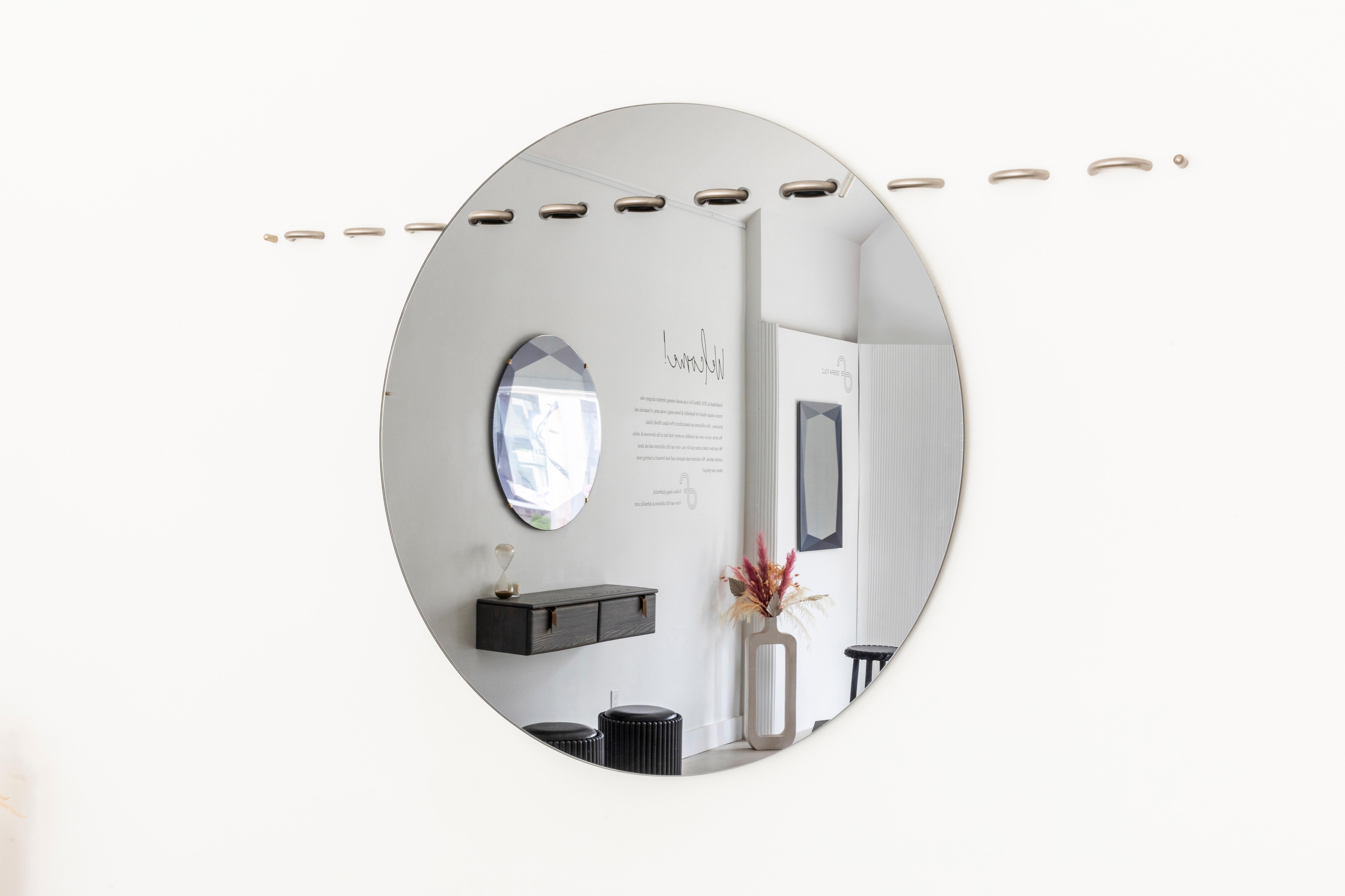 Spiegel mit genähten Oberflächen / rund mit Edelstahlstichen von Debra Folz (21. Jahrhundert und zeitgenössisch) im Angebot