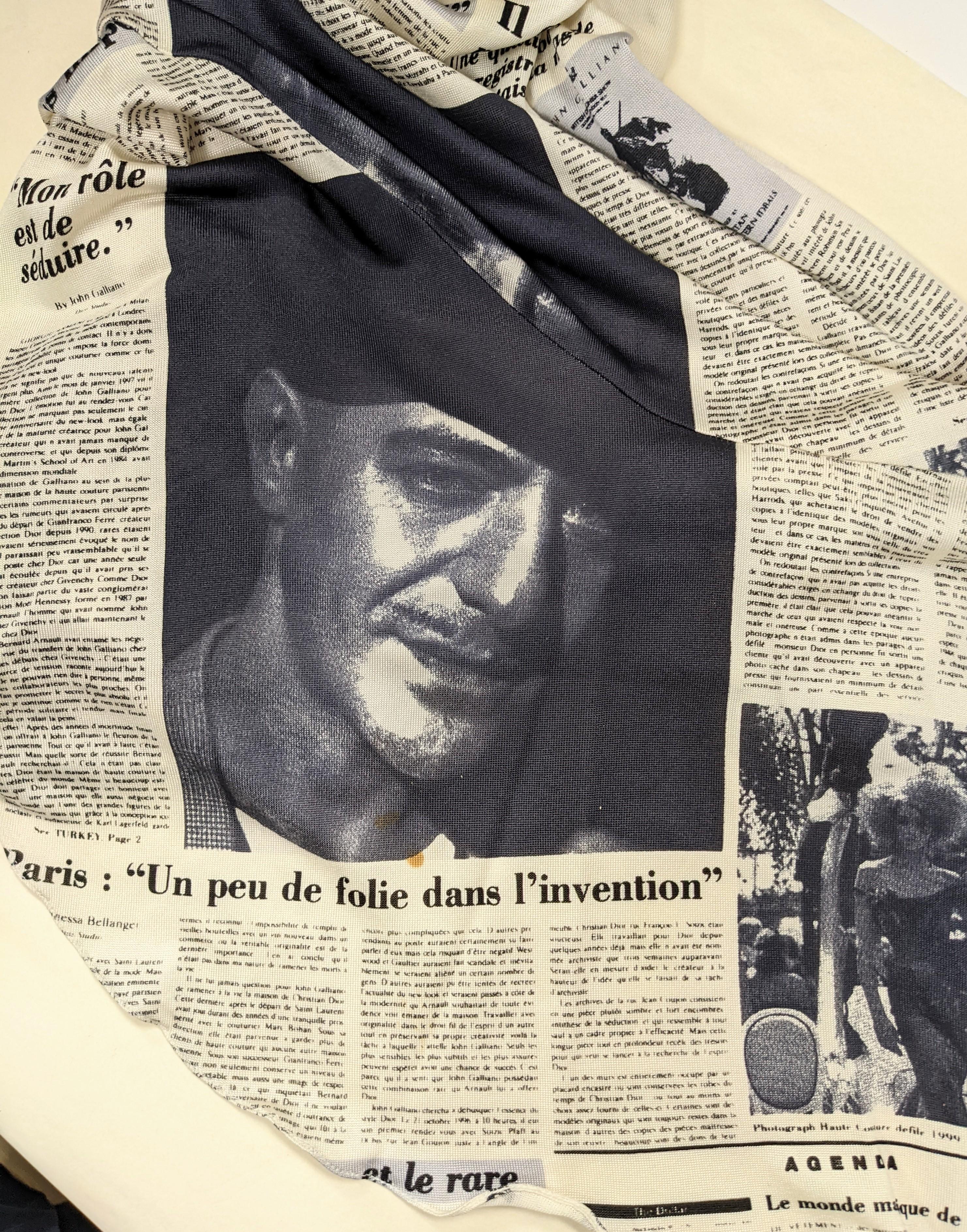 Sex and The City 2, robe emblématique de John Galliano pour Christian Dior Newsprint en vente 9