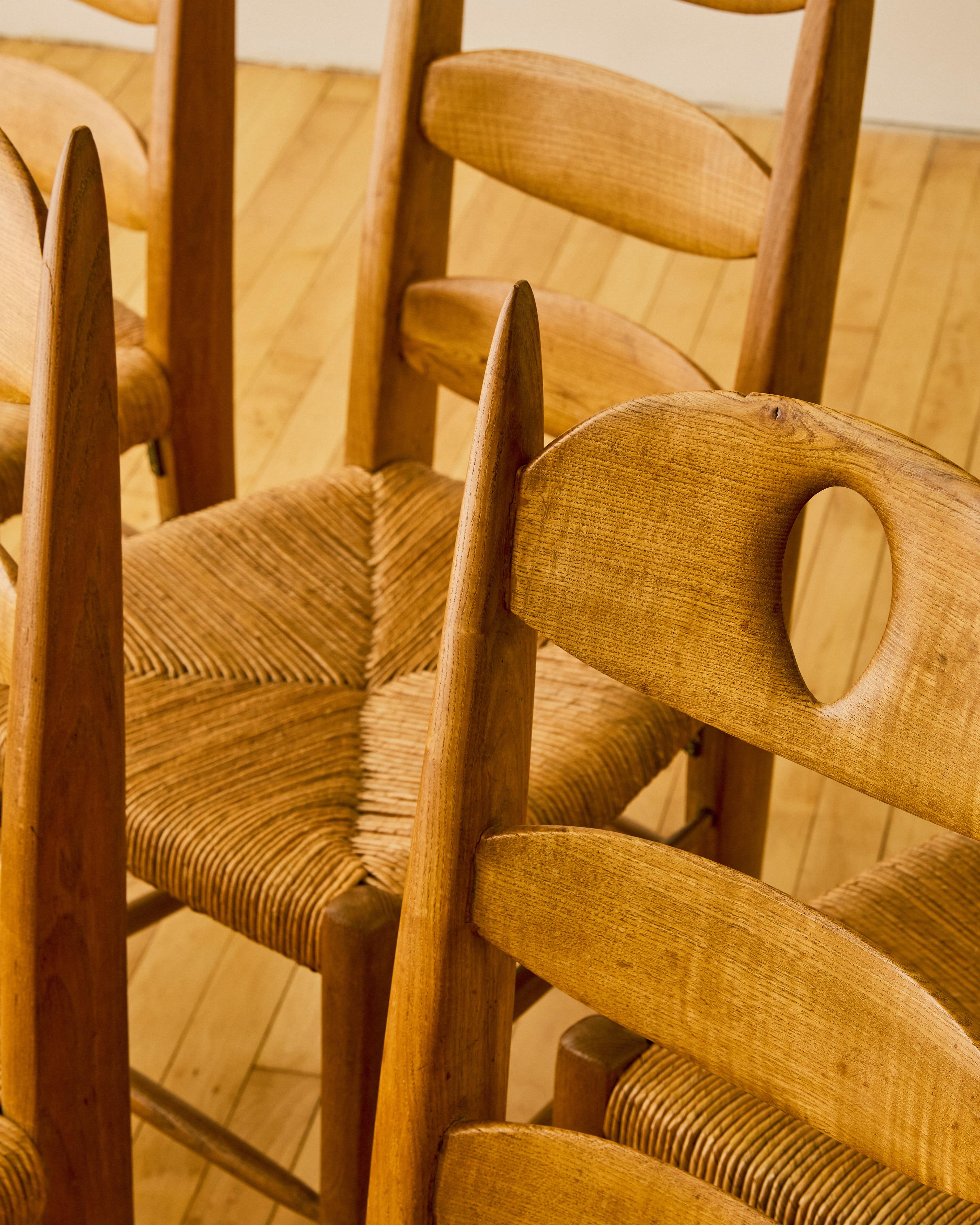Sex of Six French Carved Back Dining Chairs c. 1960's (Französisch) im Angebot