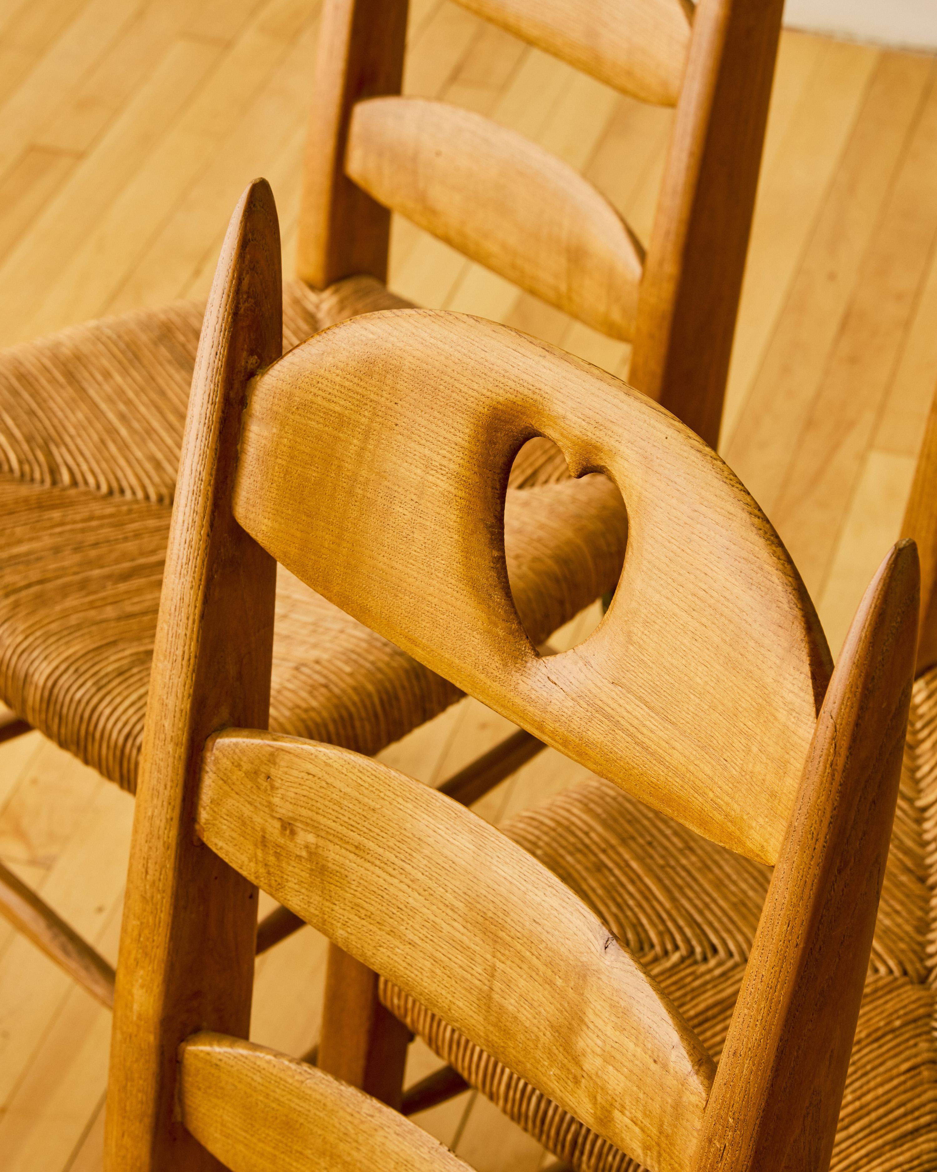 Sex of Six French Carved Back Dining Chairs c. 1960's im Zustand „Gut“ im Angebot in Long Island City, NY